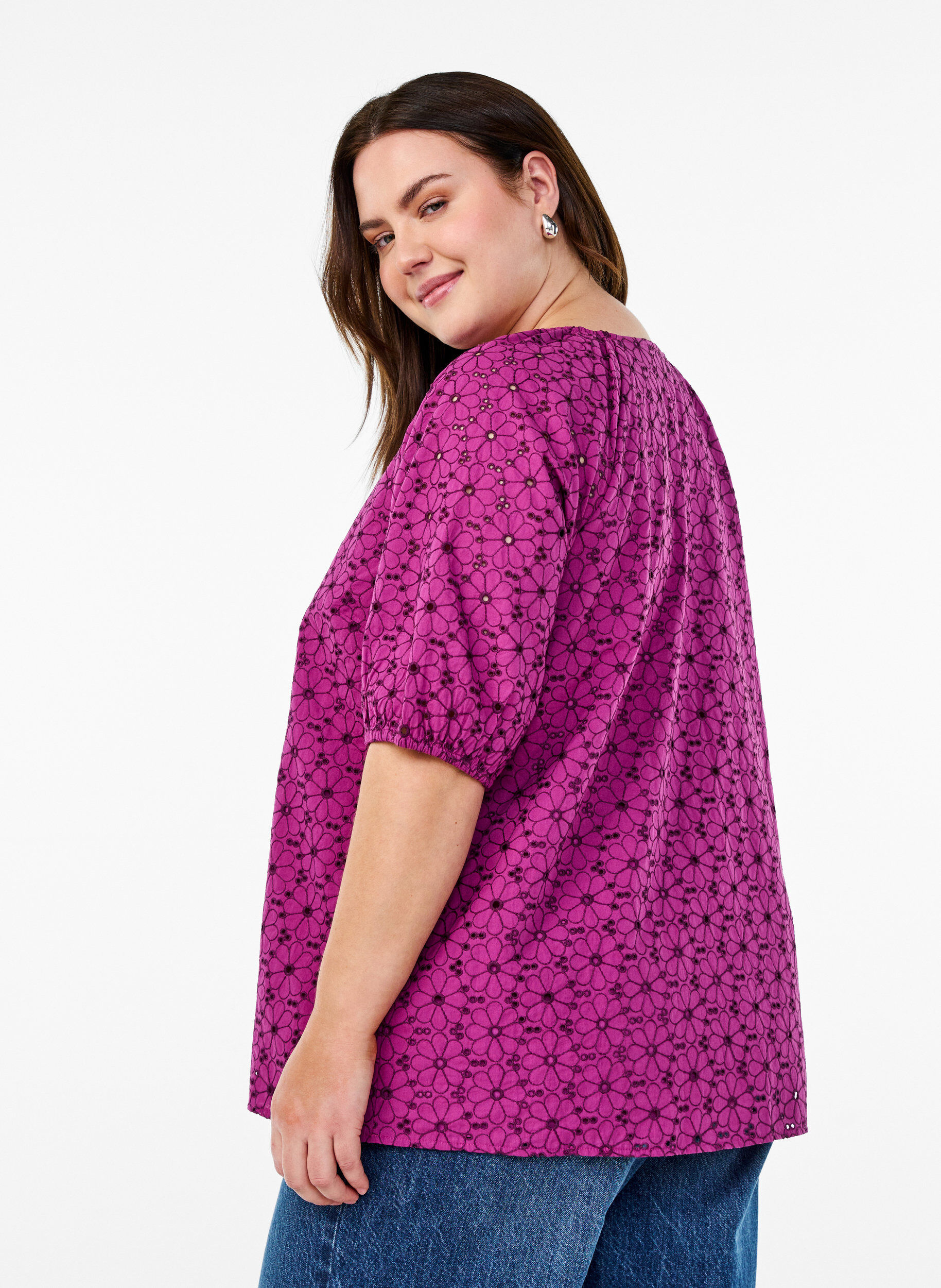 Zizzi Bluse mit gesticktem Blumenmuster, Lila, Model image number 2