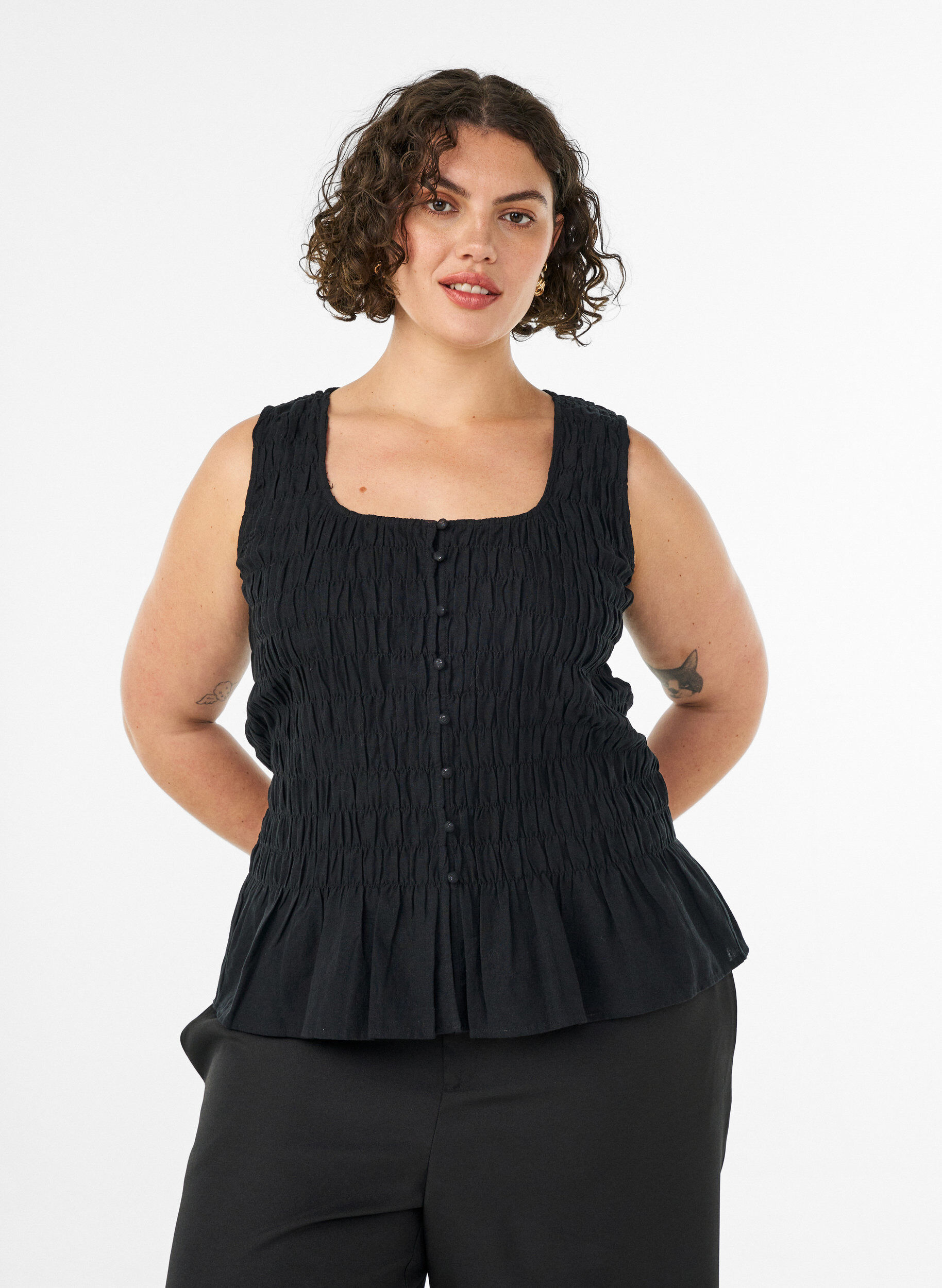 &Auml;rmelloses Top aus Baumwolle und Leinen mit Smock, Schwarz, Model