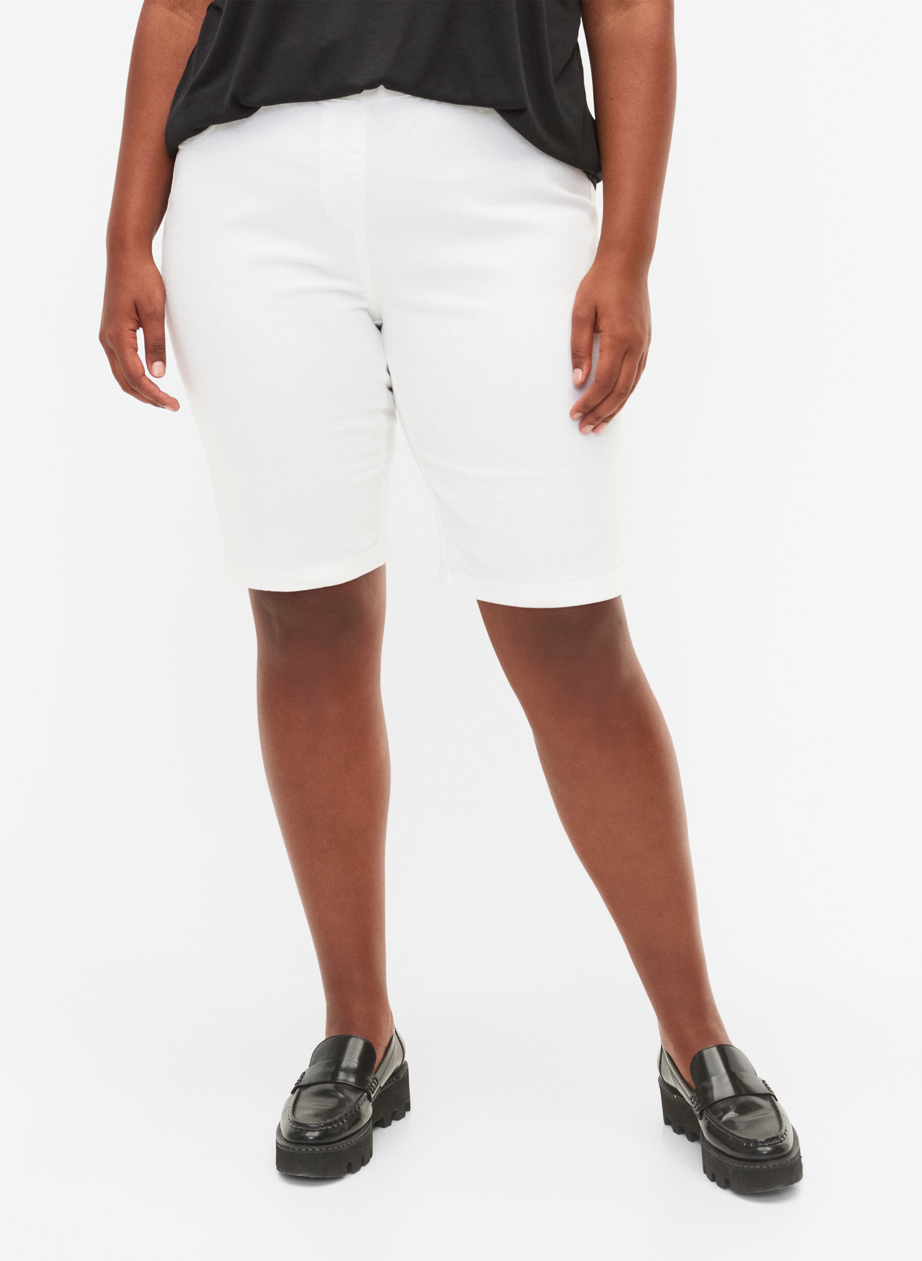 Zizzi Eng anliegende Shorts mit Ges&auml;&szlig;taschen, White, Model image number 2