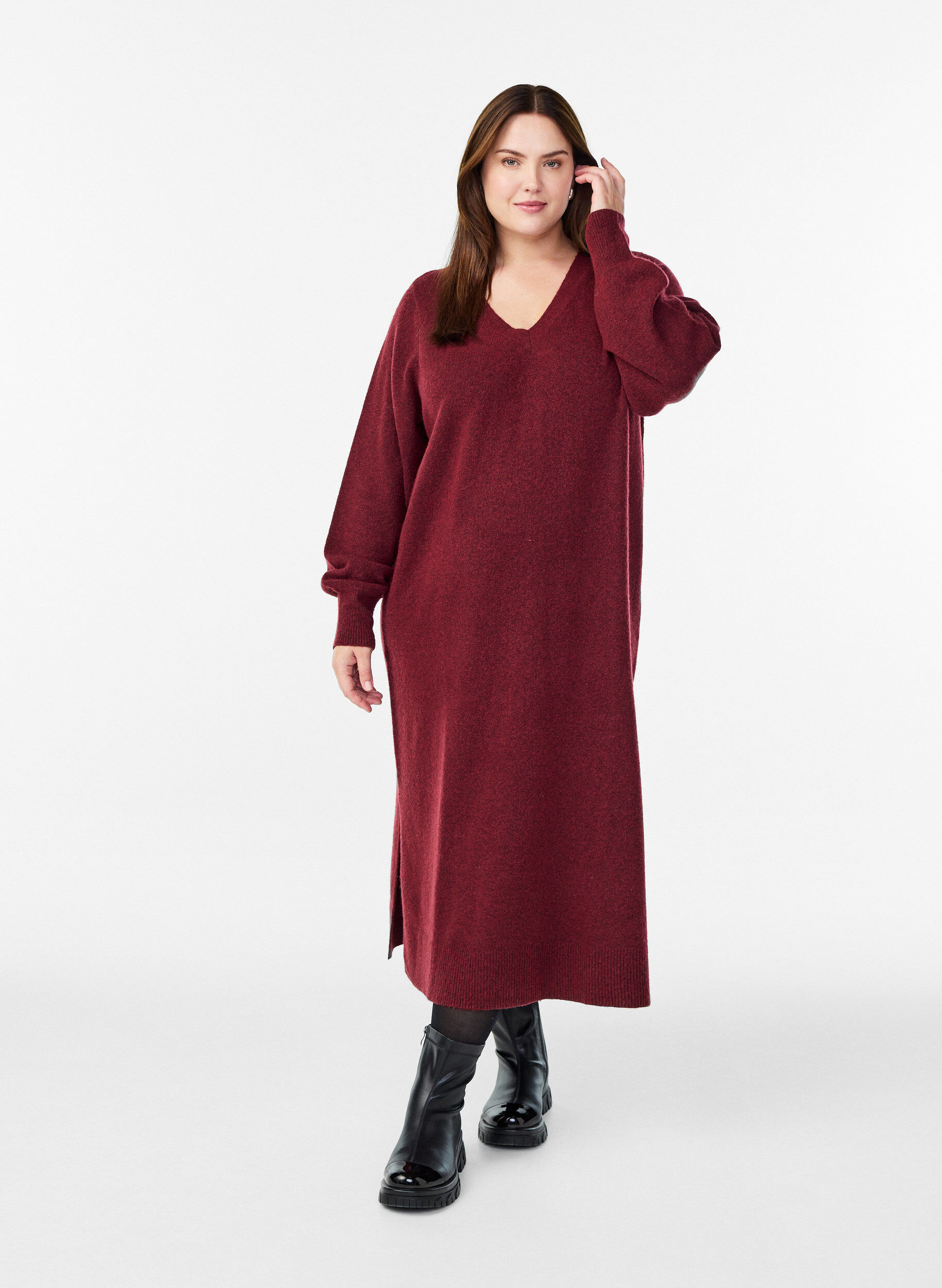 Lang&auml;rmeliges Strickkleid mit V-Ausschnitt, Rot, Model