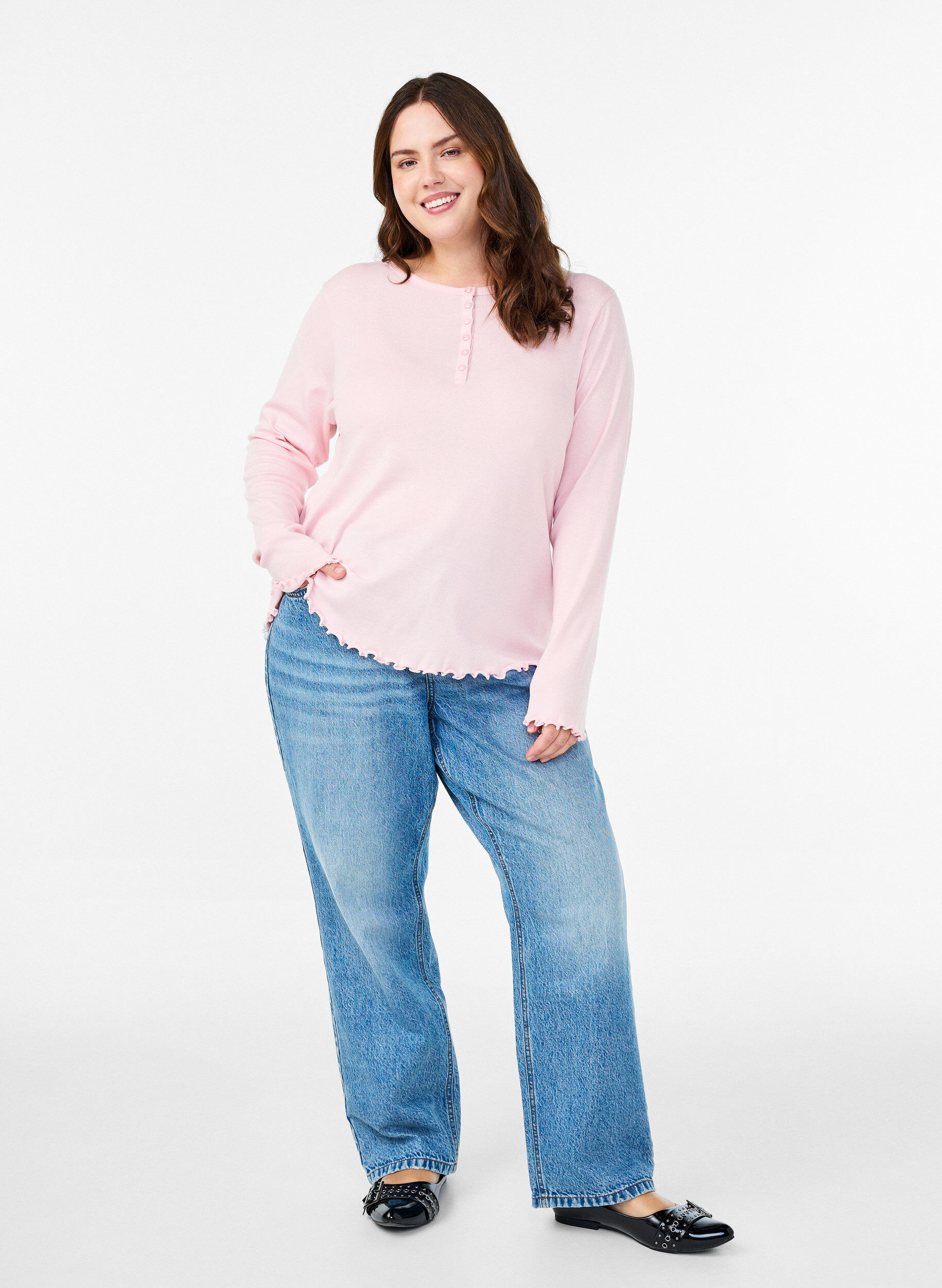 Zizzi Jersey-Bluse mit Kn&ouml;pfen und wellenf&ouml;rmigen S&auml;umen, Pink, Model image number 1