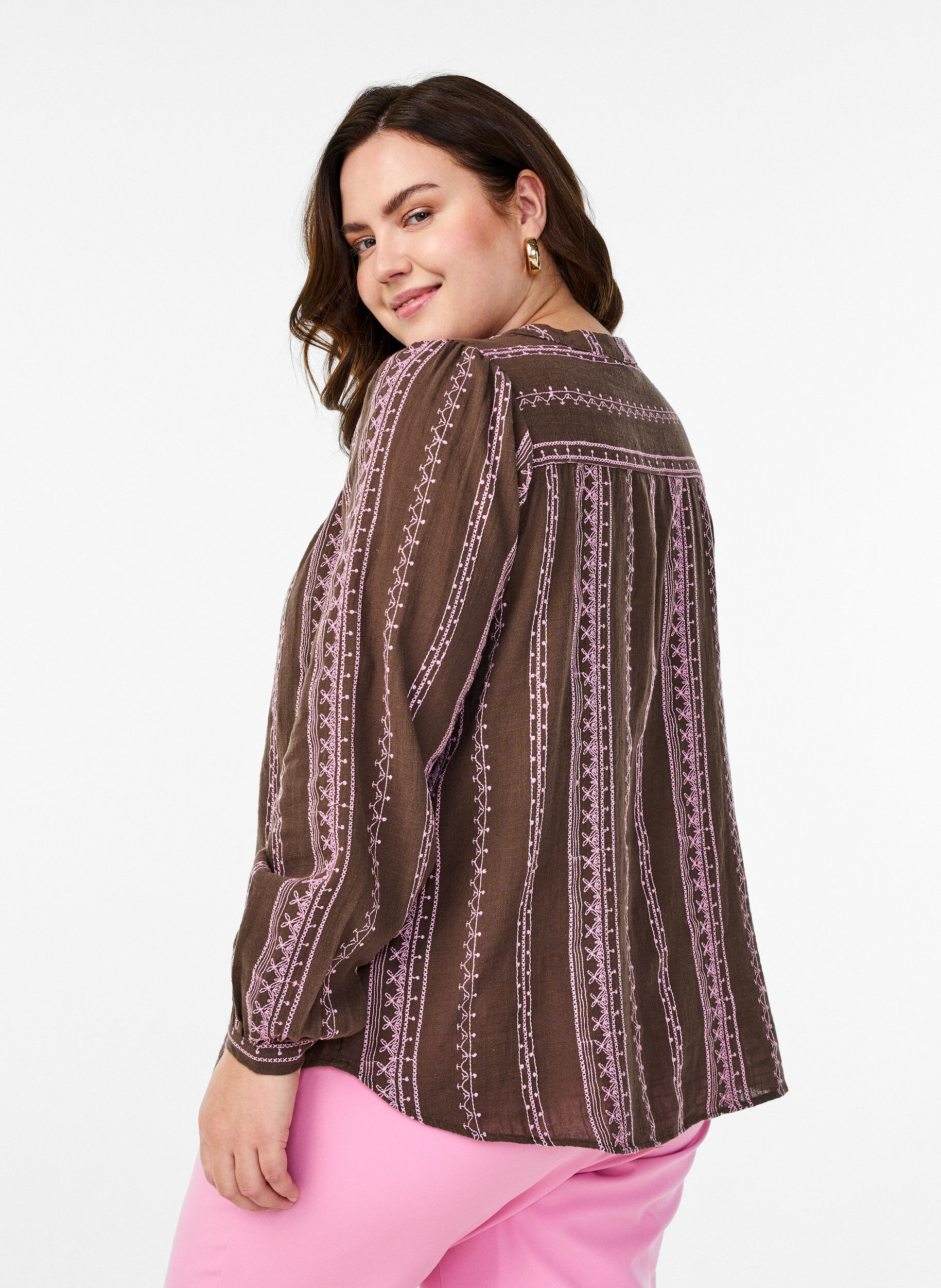 Zizzi Bluse mit aufgesticktem Muster, Braun, Model image number 2