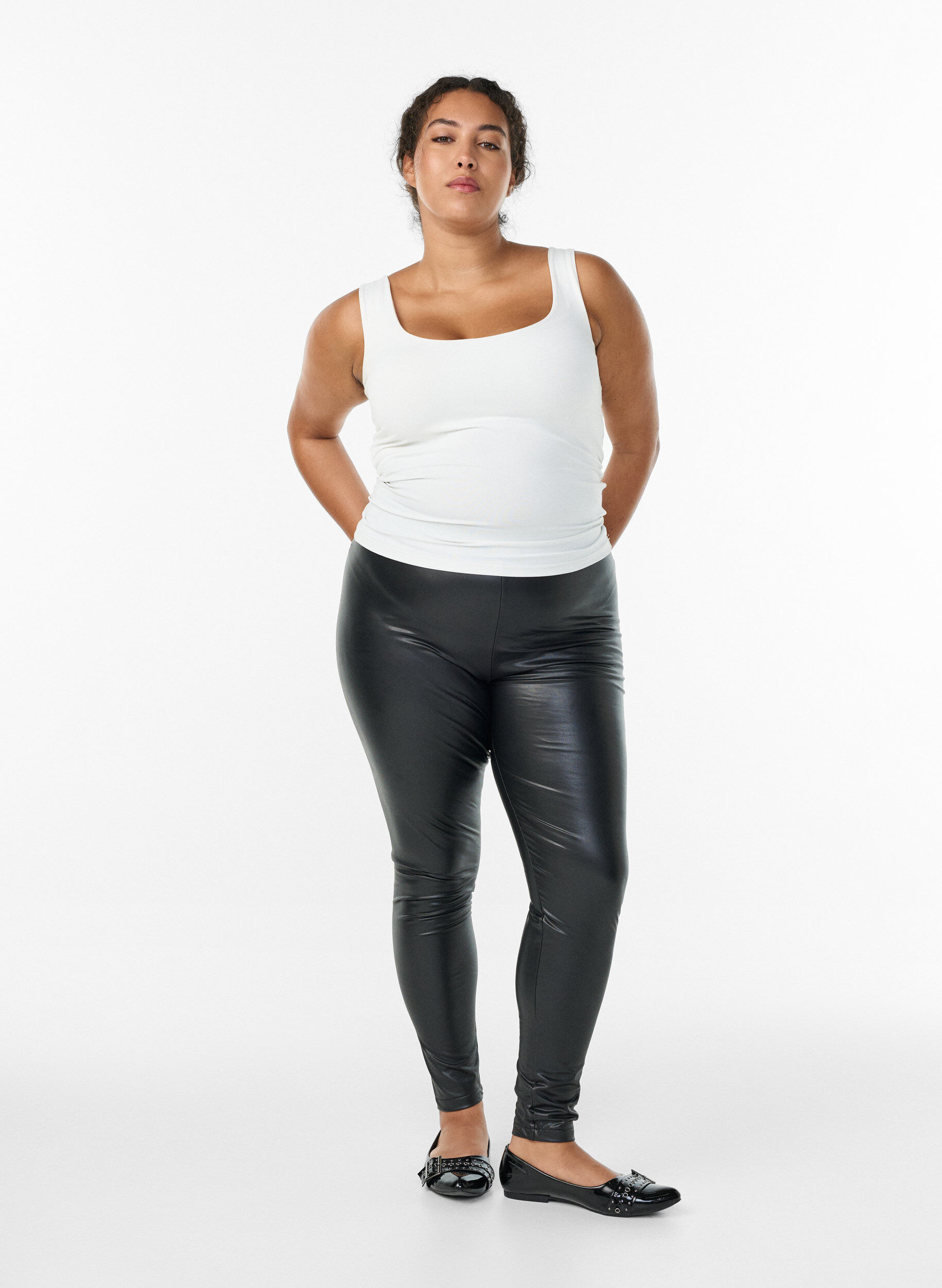 Zizzi Beschichtete Leggings mit geb&uuml;rsteter Innenseite, Schwarz, Model image number 1