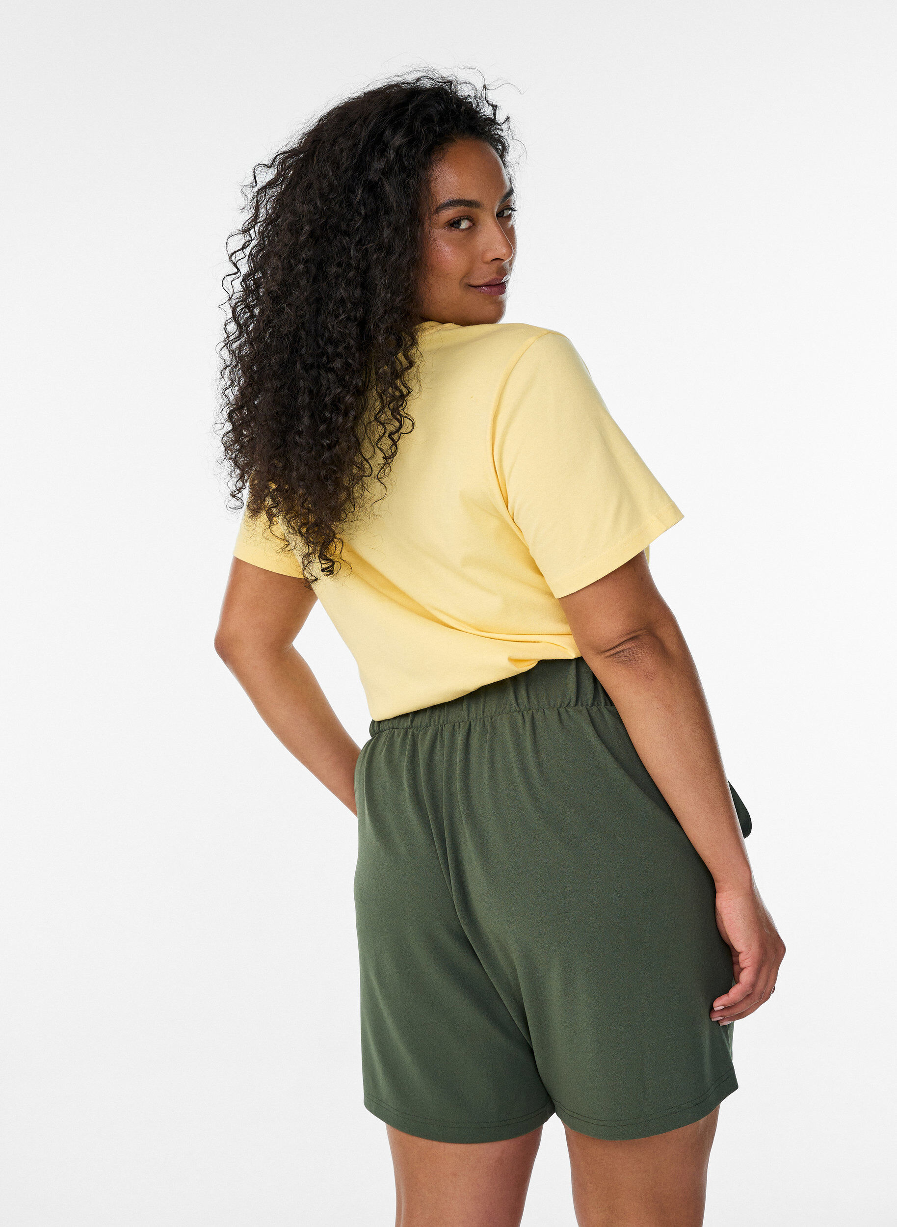 ZizziKurze Hosen mit Taschen und lockerer Passform, Gr&uuml;n, Model image number 2