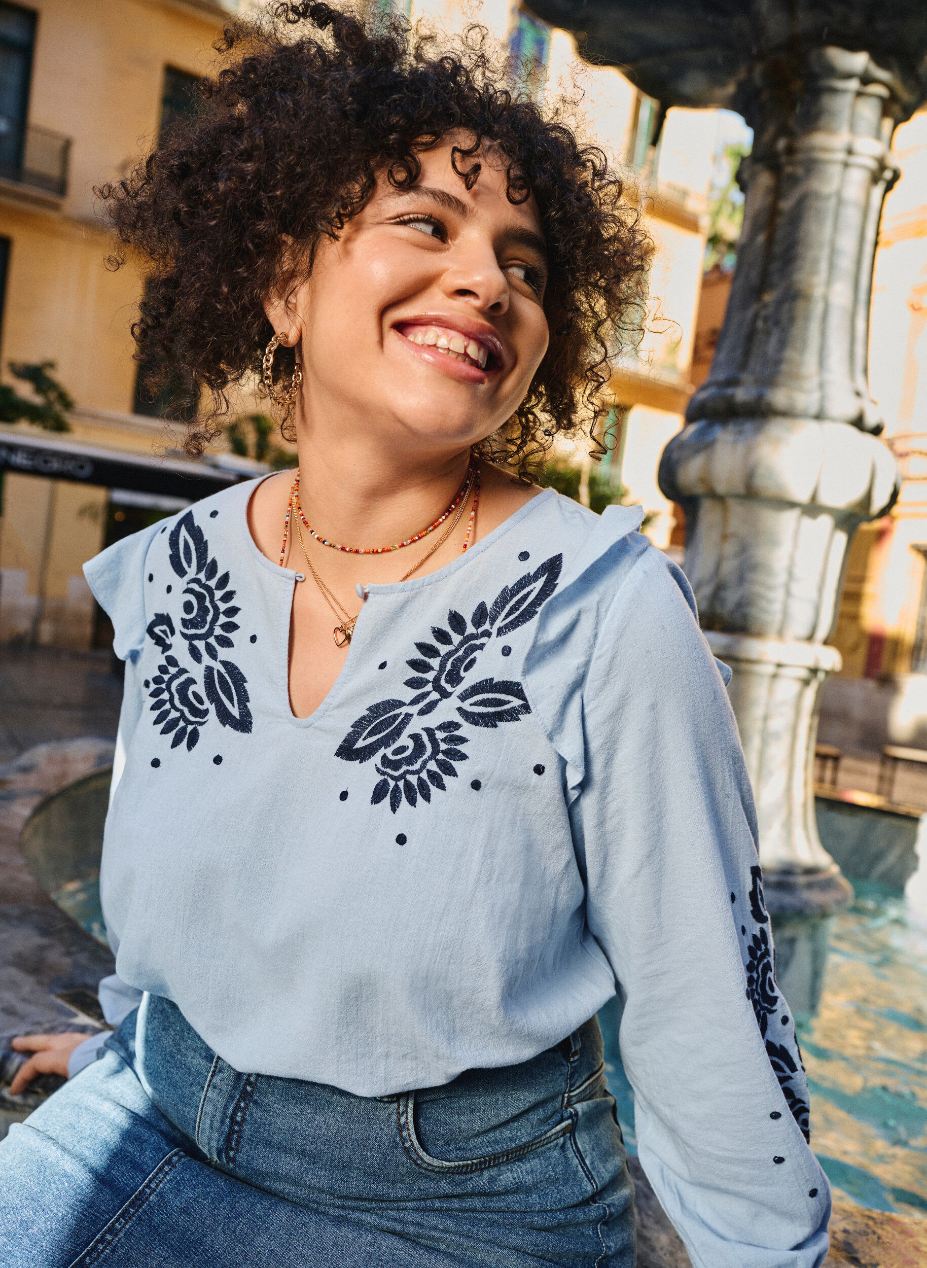 Zizzi Baumwollbluse mit Stickerei und R&uuml;schen, Blau, Image image number 0