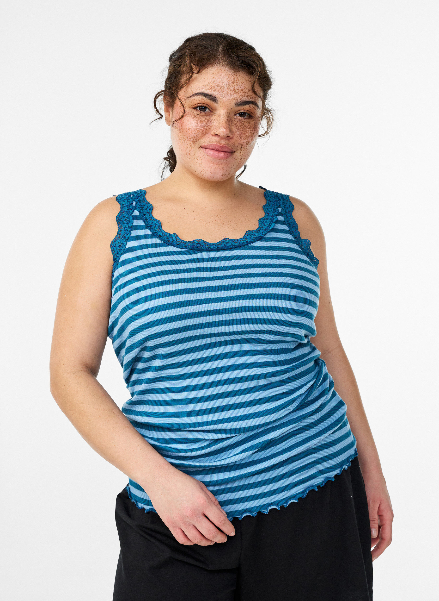 Gestreiftes Top mit Rippstruktur und Spitzen, Blau, Model