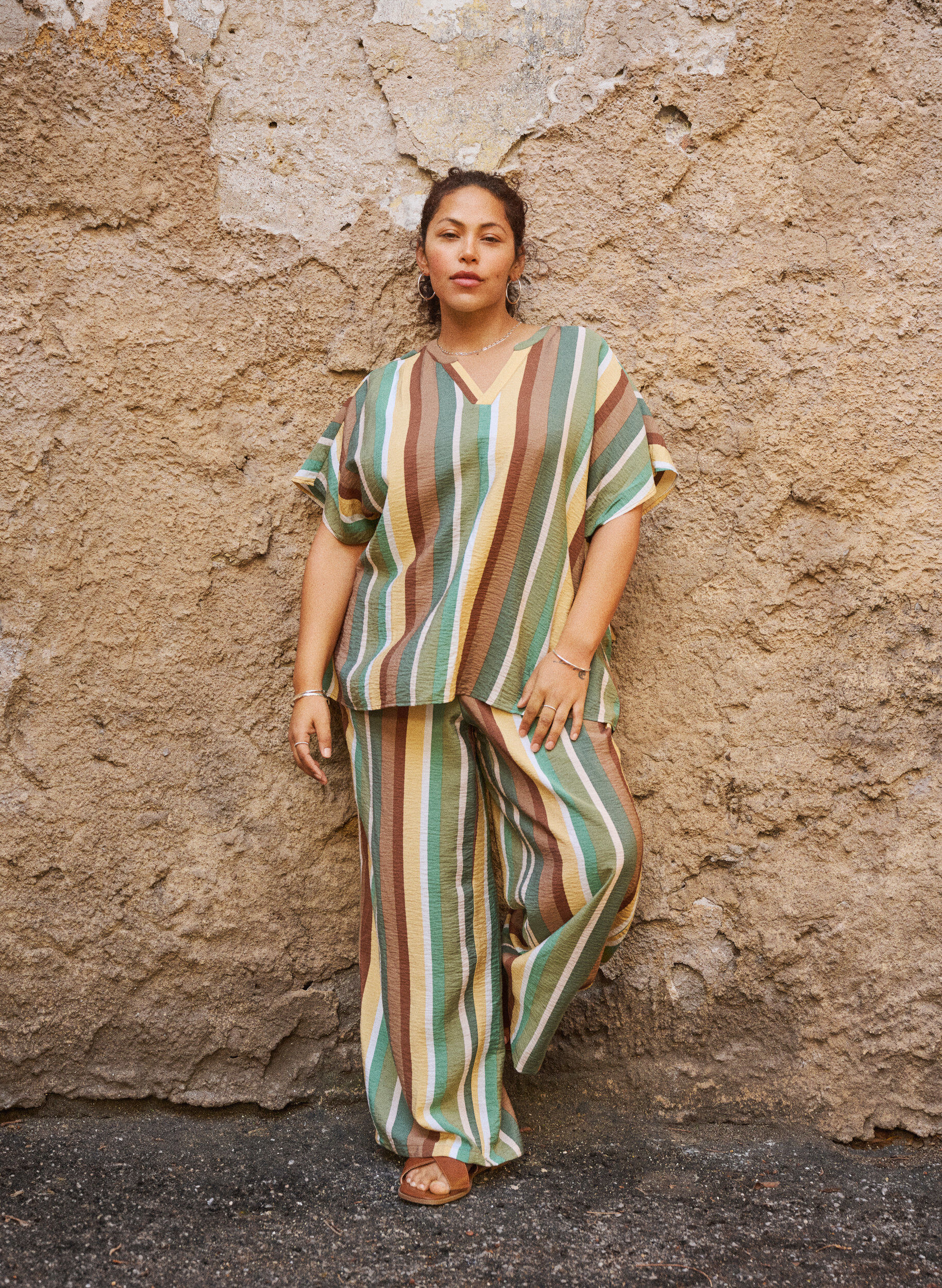 Zizzi Lockere Hose aus Viskose mit Streifen, Braun, Image image number 0