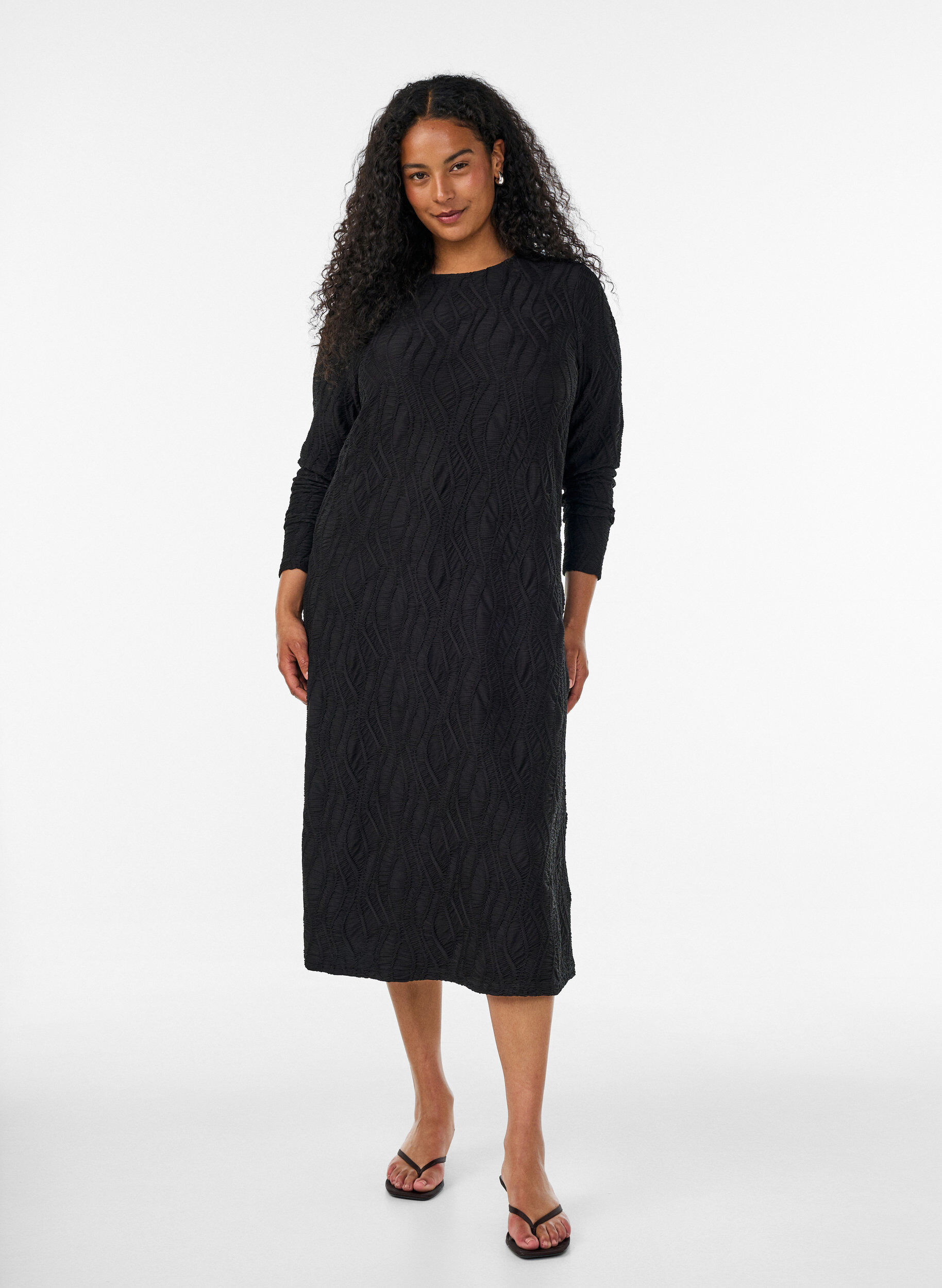 Midikleid mit gewellter Struktur und langen &Auml;rmeln, Schwarz, Model