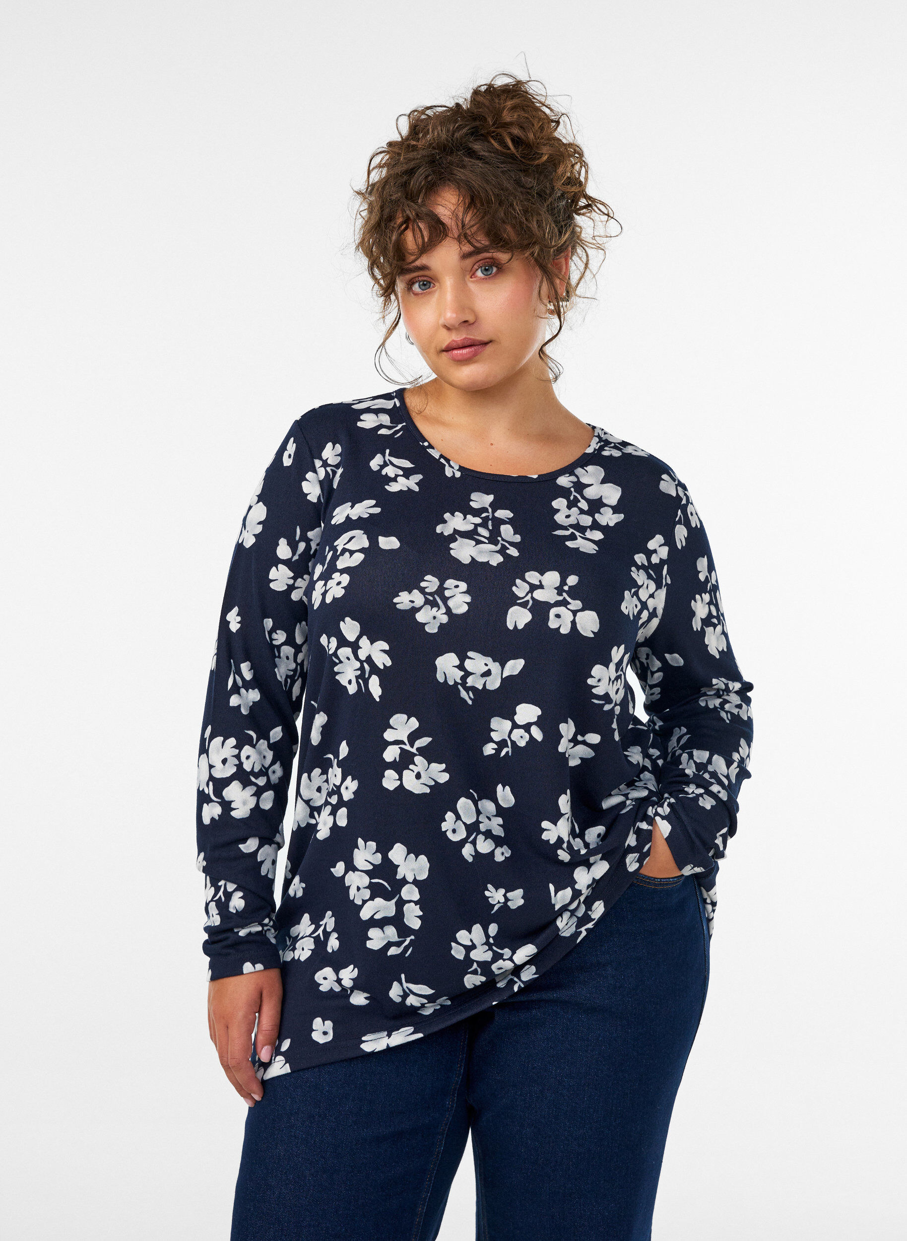Bluse mit Blumenmuster und langen &Auml;rmeln, Blau, Model