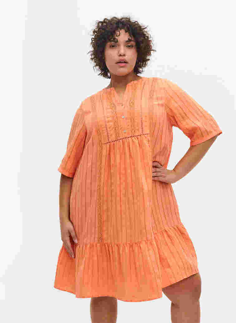 gestreiftes Viskose Kleid mit Spitzenbändern, Nectarine, Model