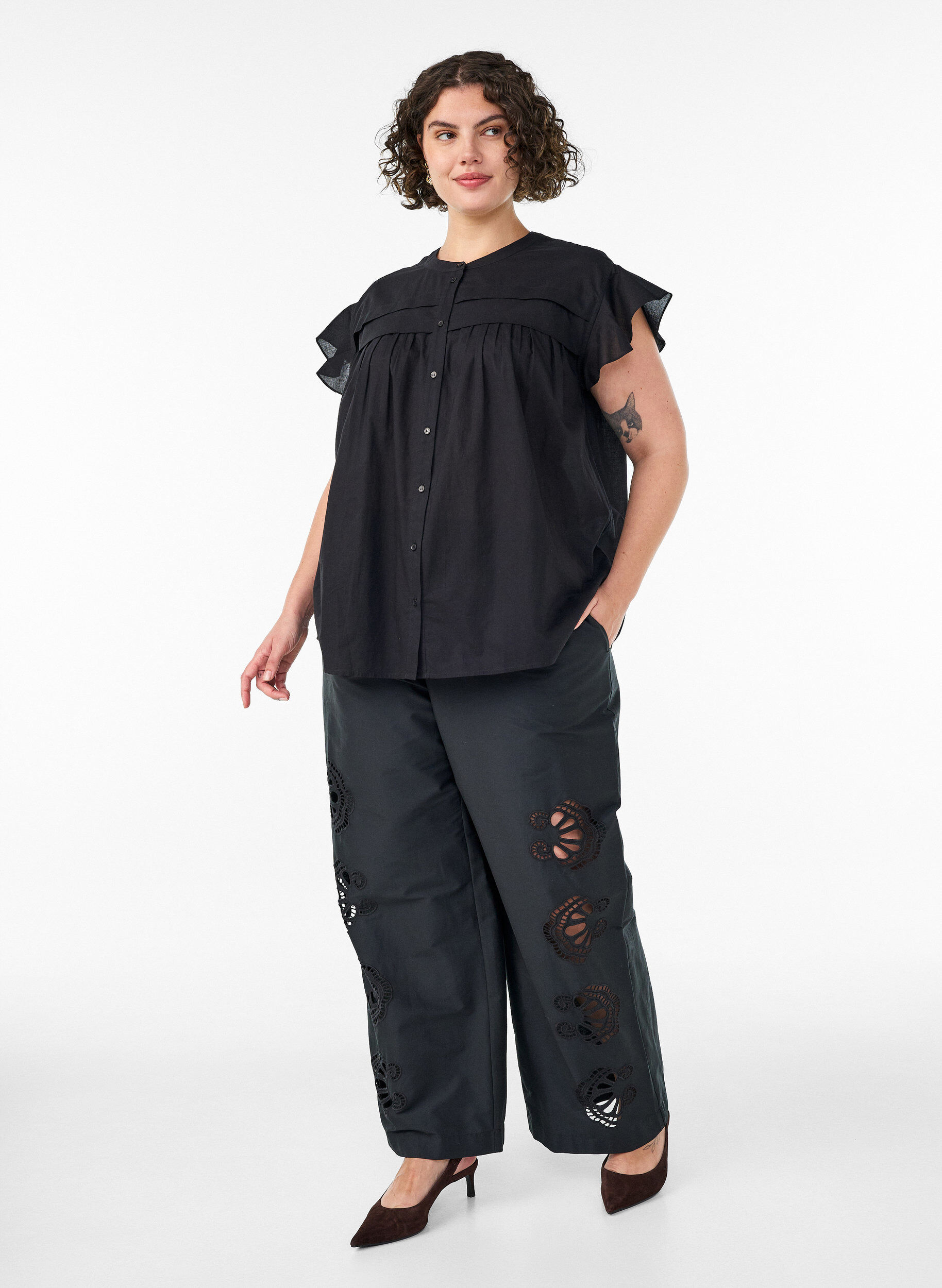 Zizzi&Auml;rmellose Hemdbluse in A-Linie aus Baumwolle, Schwarz, Model image number 1