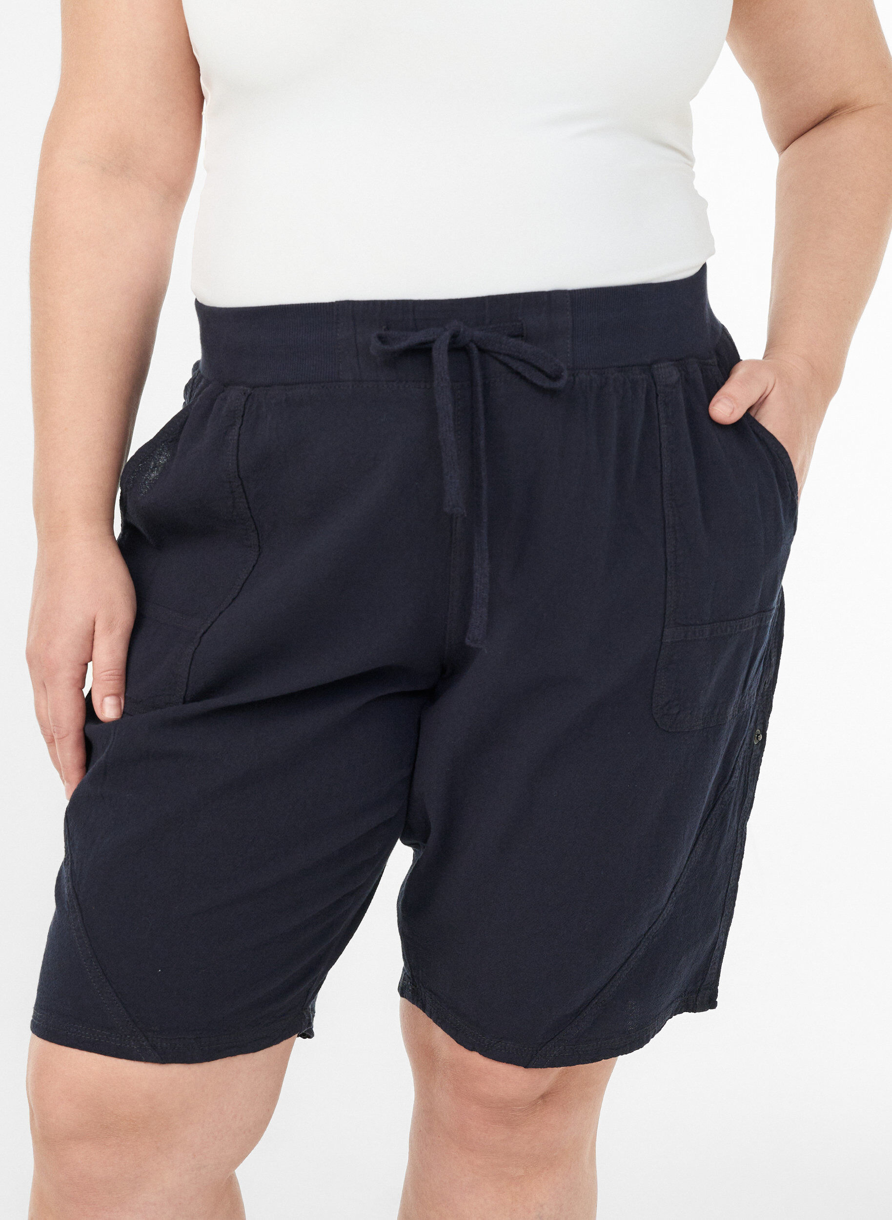 Zizzi Lockere Shorts aus Baumwolle mit Taschen, Blau, Model image number 3