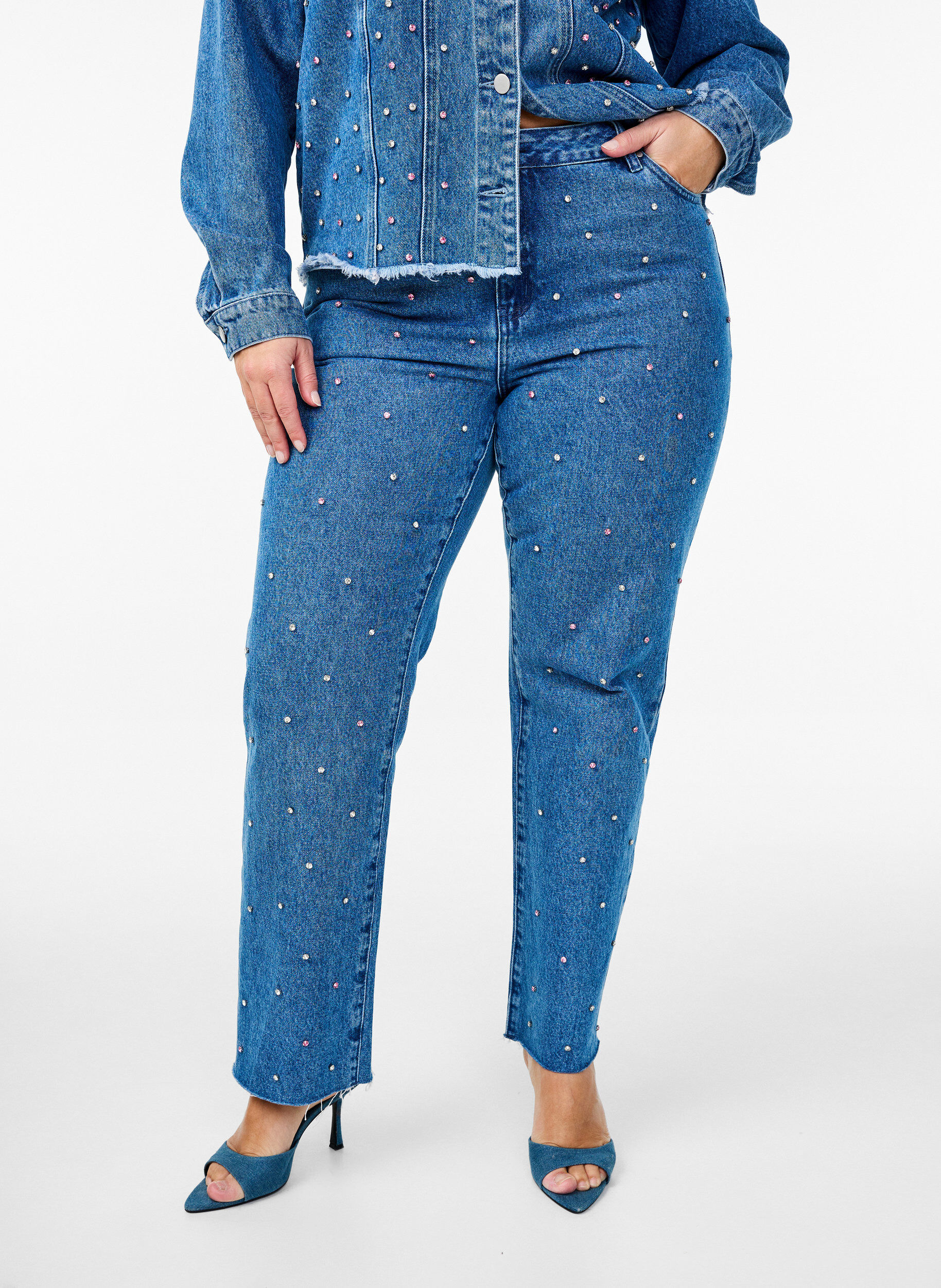 Zizzi Gemma Jeans mit hoher Taille und Strasssteinen, Blau, Model image number 2
