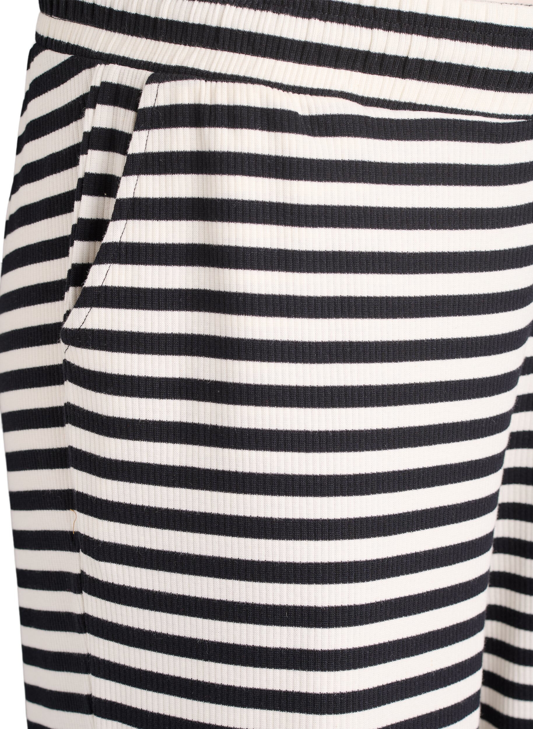 Zizzi Gestreifte Schlafanzughose mit hoher Taille und weiten Beinen, Schwarz, Packshot image number 2