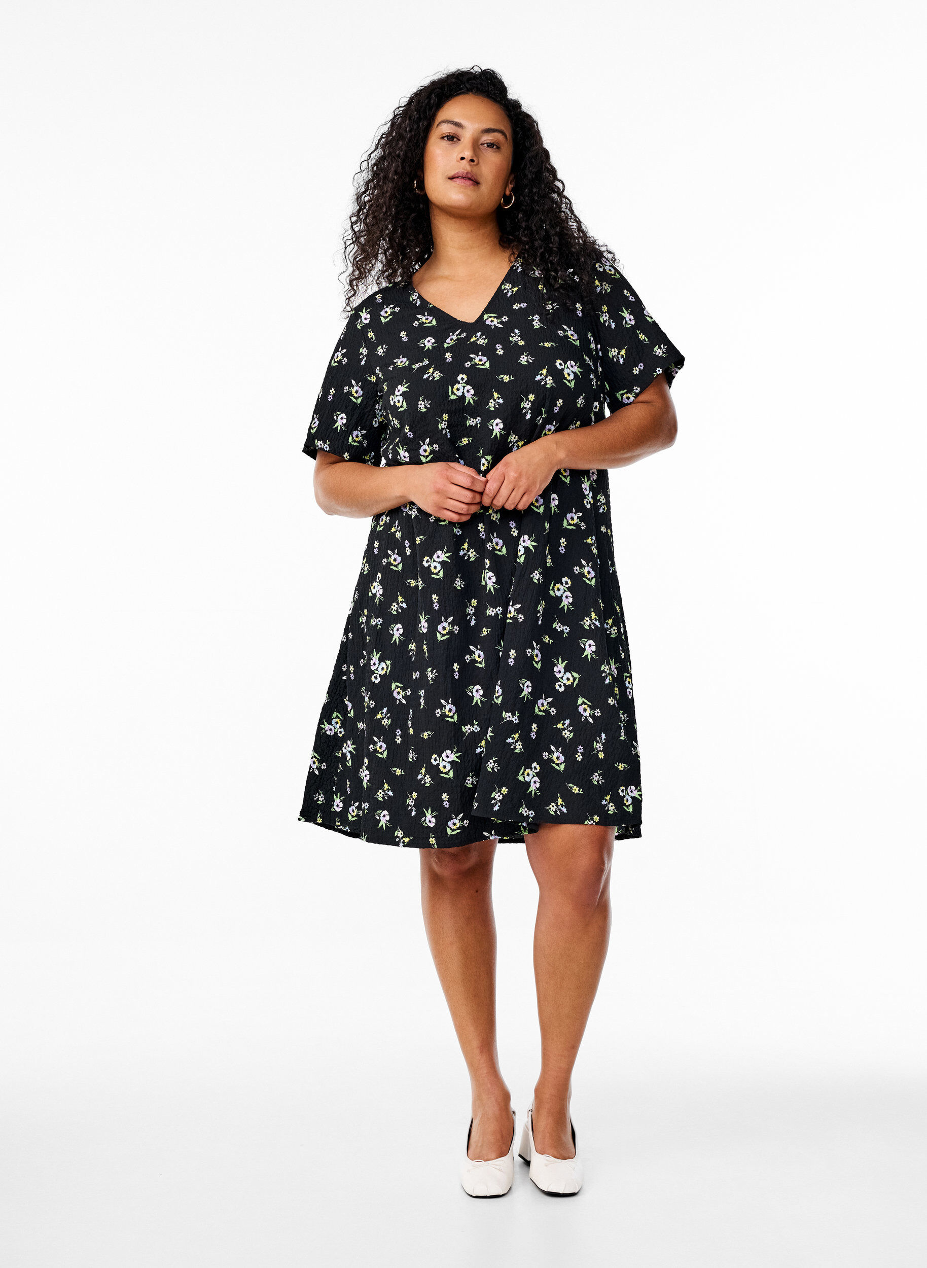Zizzi Kleid mit kurzen &Auml;rmeln und V-Ausschnitt, Schwarz, Model image number 1