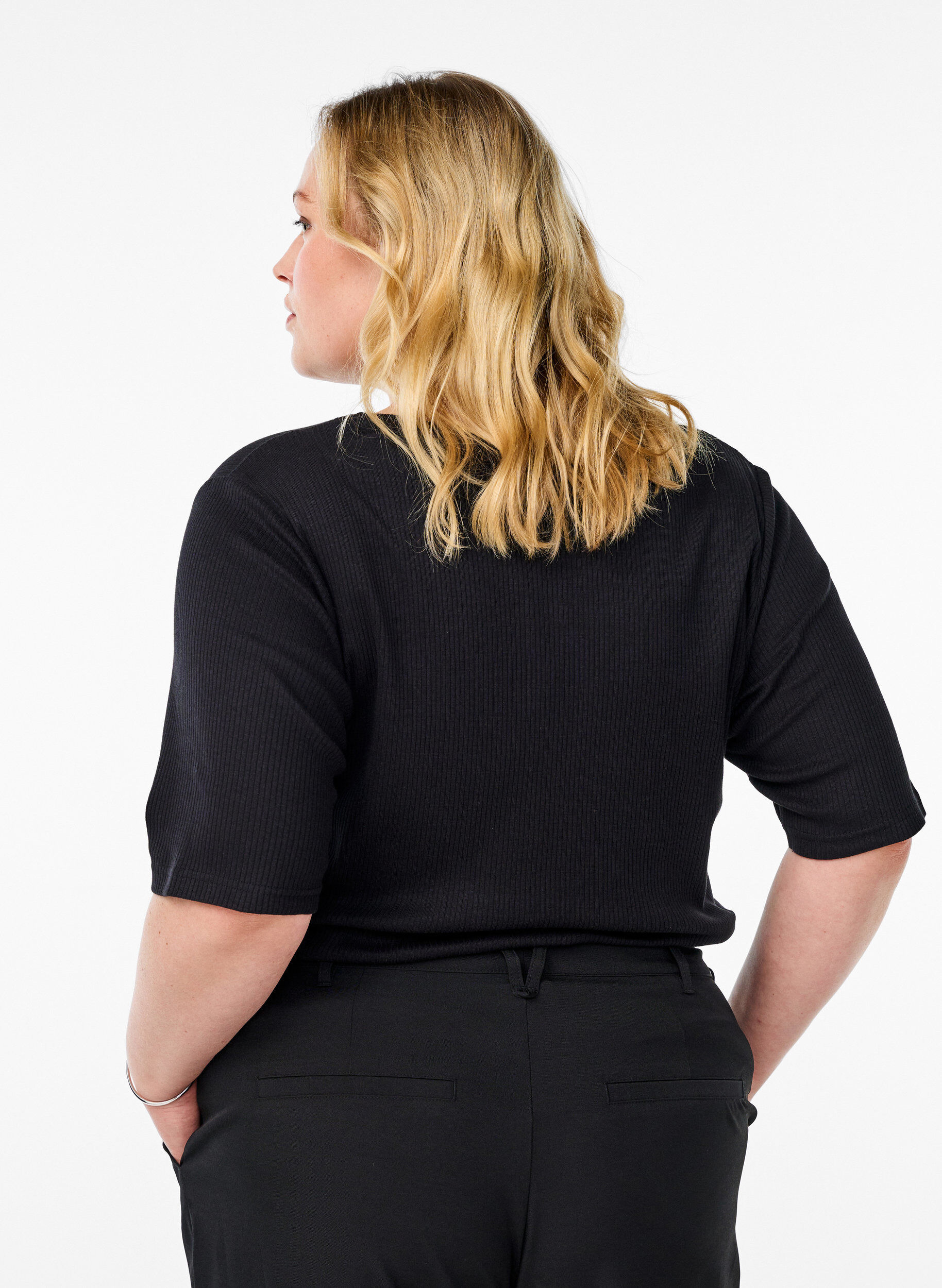 ZizziBluse aus geripptem Jersey mit kurzen &Auml;rmeln, Schwarz, Model image number 2