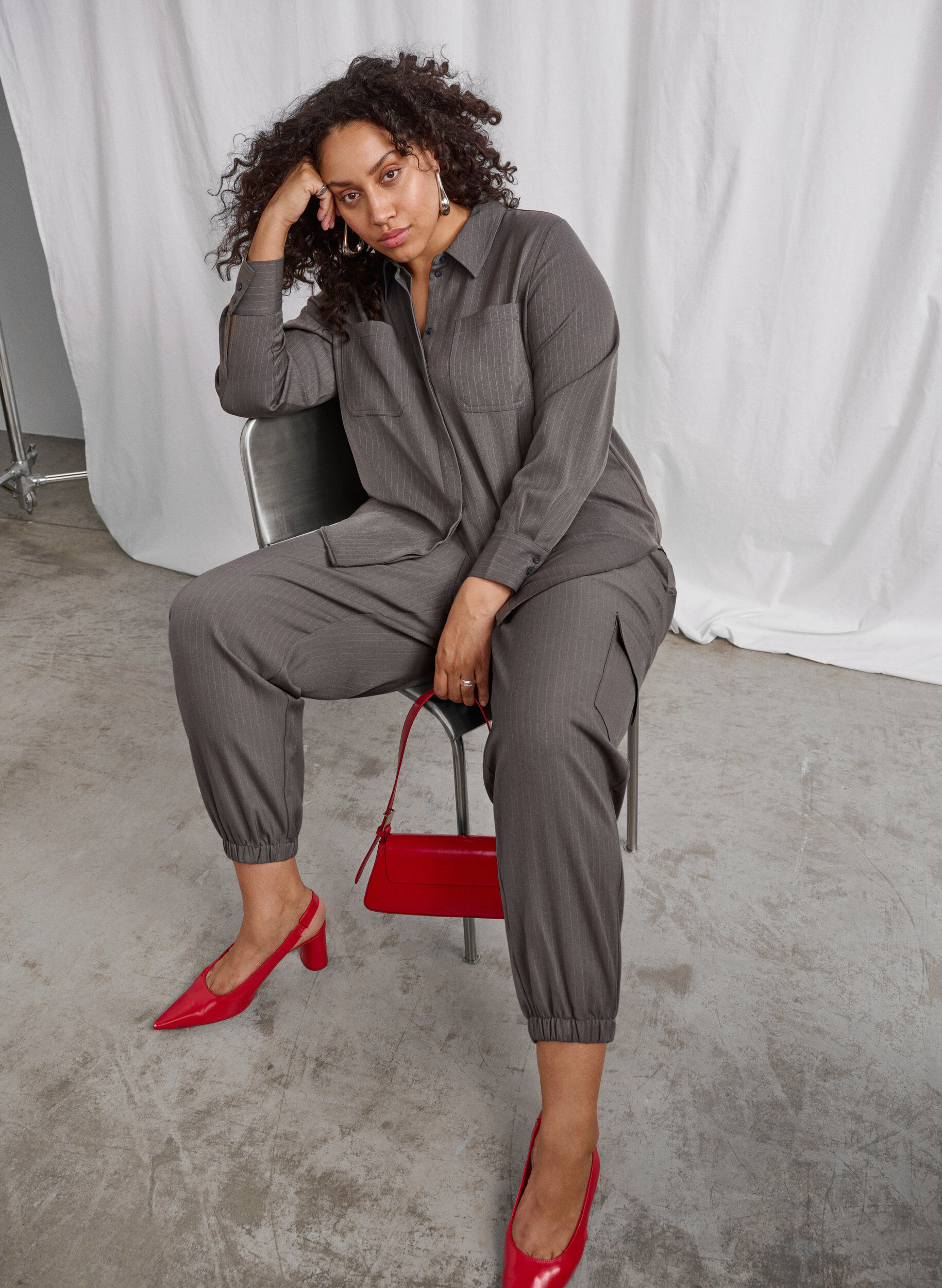 Zizzi Hose mit Cargotaschen und elastischem Bund, Grau, Image image number 0