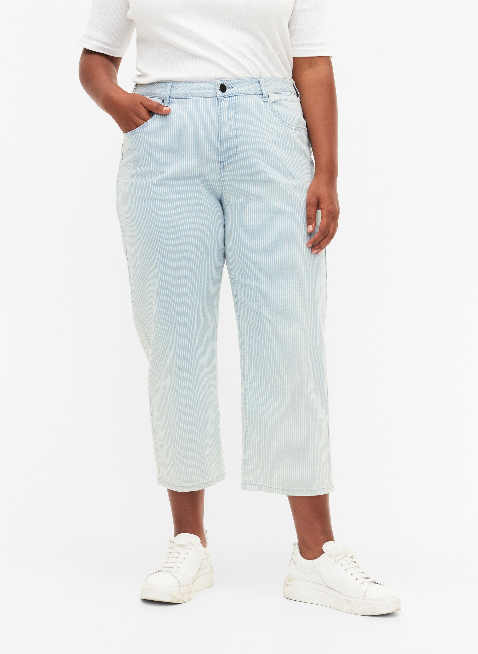 Zizzi Straight Jeans mit Kn&ouml;chell&auml;nge, Light Blue Stripe, Model image number 3