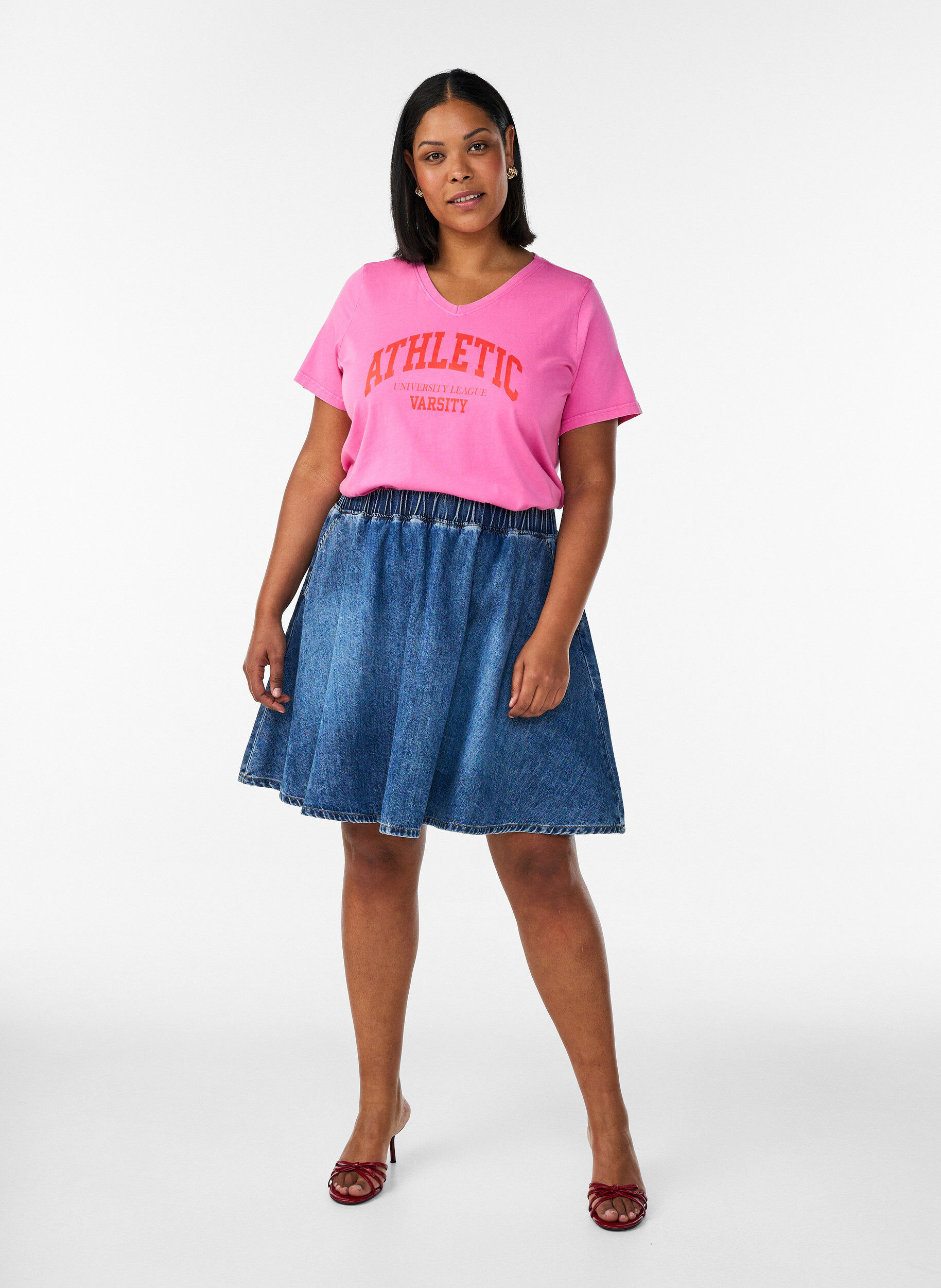ZizziT-Shirt aus Bio-Baumwolle mit Varsity-Print und V-Ausschnitt, Rot, Model image number 1
