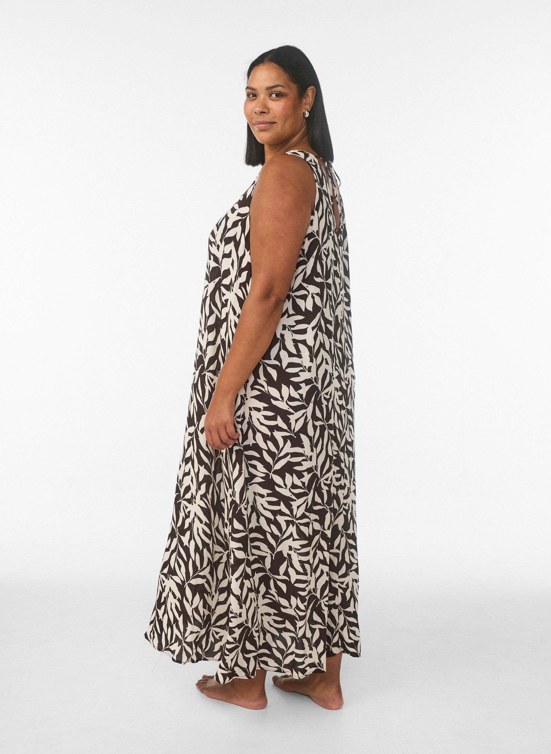 Zizzi&Auml;rmelloses Maxikleid in A-Linie mit V-Ausschnitt, Braun, Model image number 1