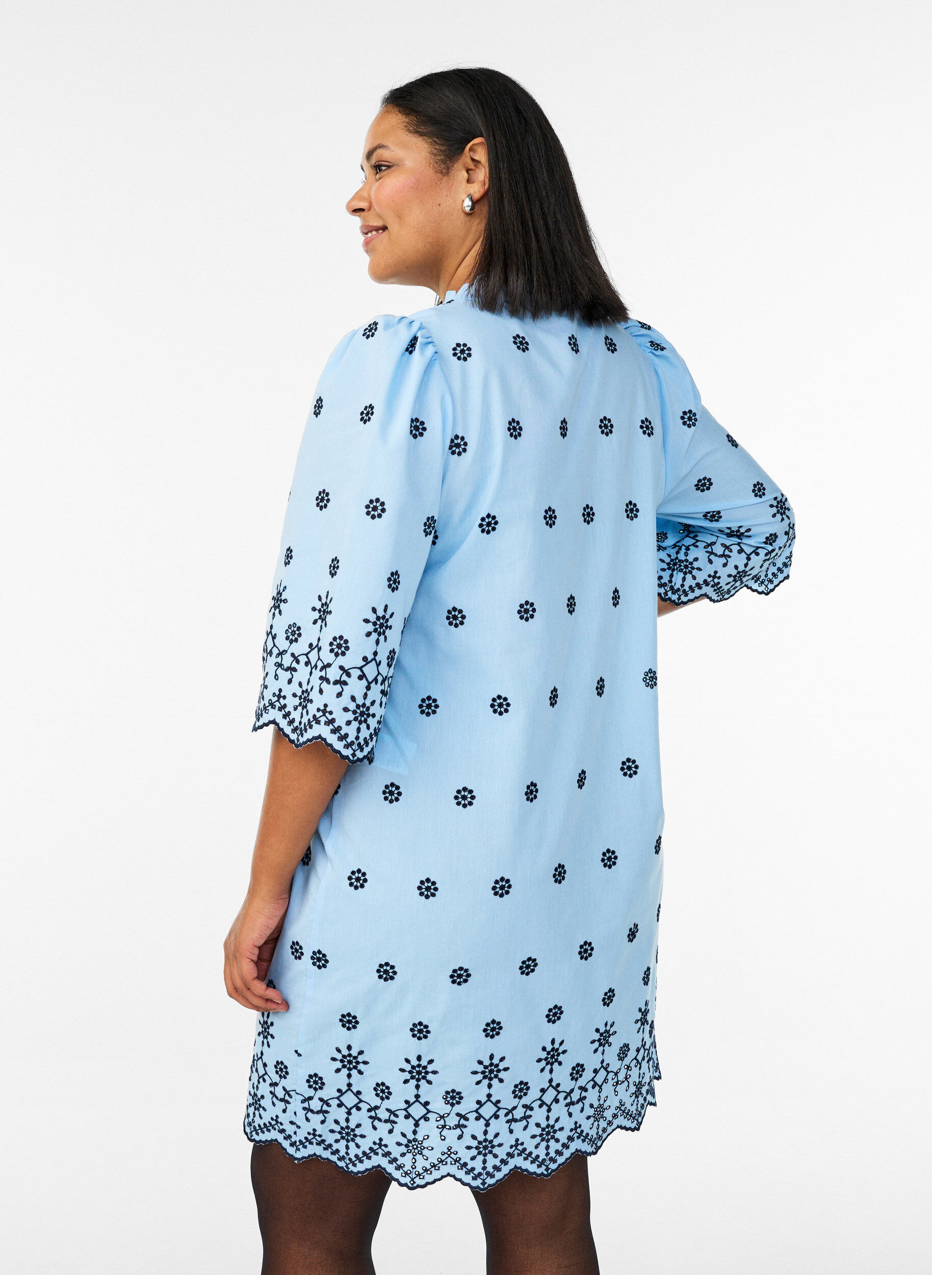Zizzi Kurzes Kleid mit Stickerei und 3/4-&Auml;rmeln, Blau, Model image number 2