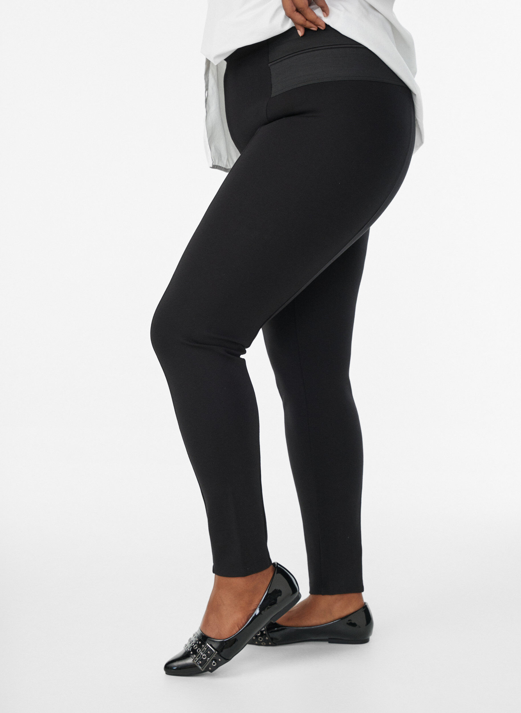 Zizzi Leggings mit breitem Gummibund an der Taille, Schwarz, Model image number 2