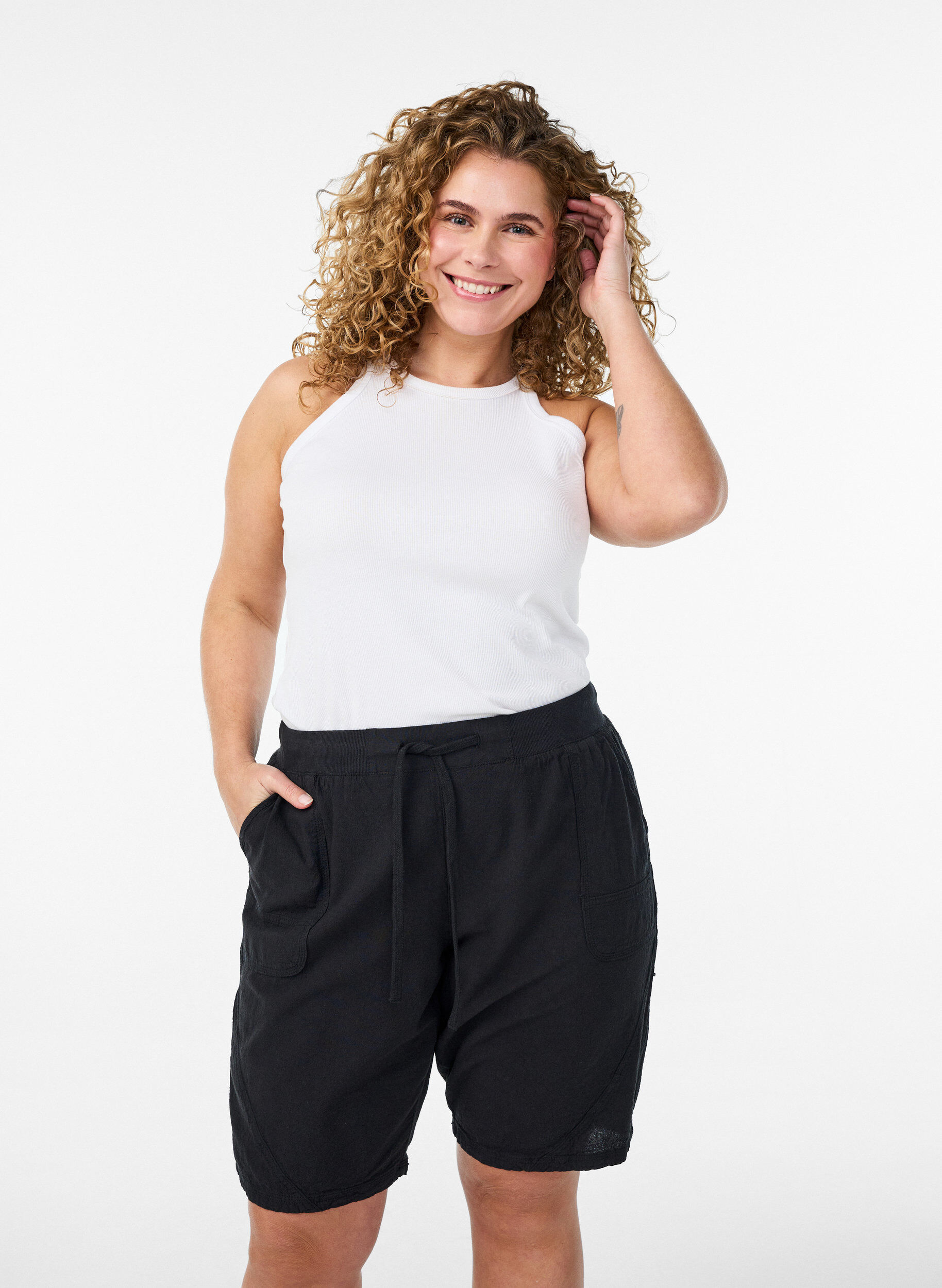 Zizzi Lockere Shorts aus Baumwolle mit Taschen, Schwarz, Model image number 0