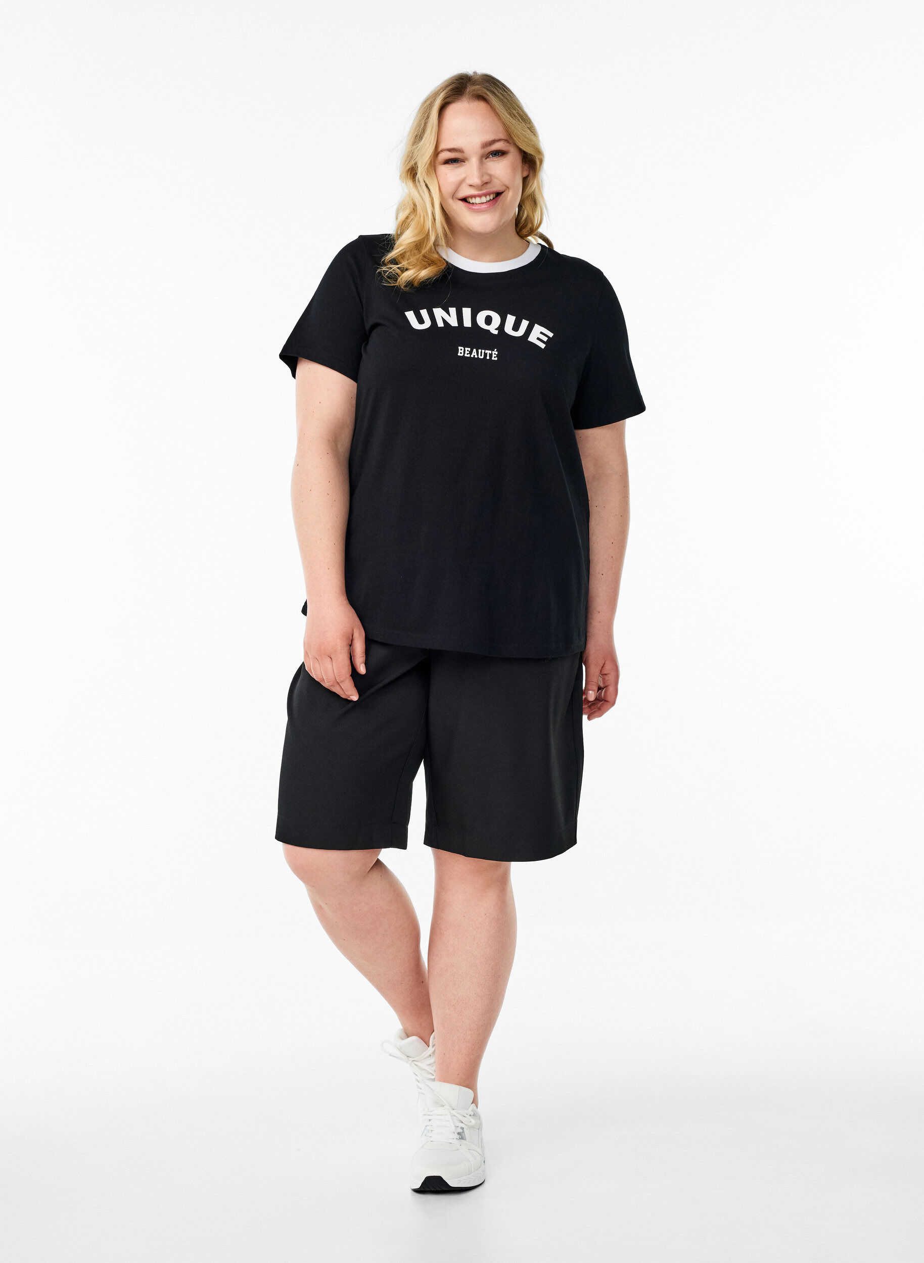 Zizzi T-Shirt mit Textdruck und Kontrastbesatz, Schwarz, Model image number 1