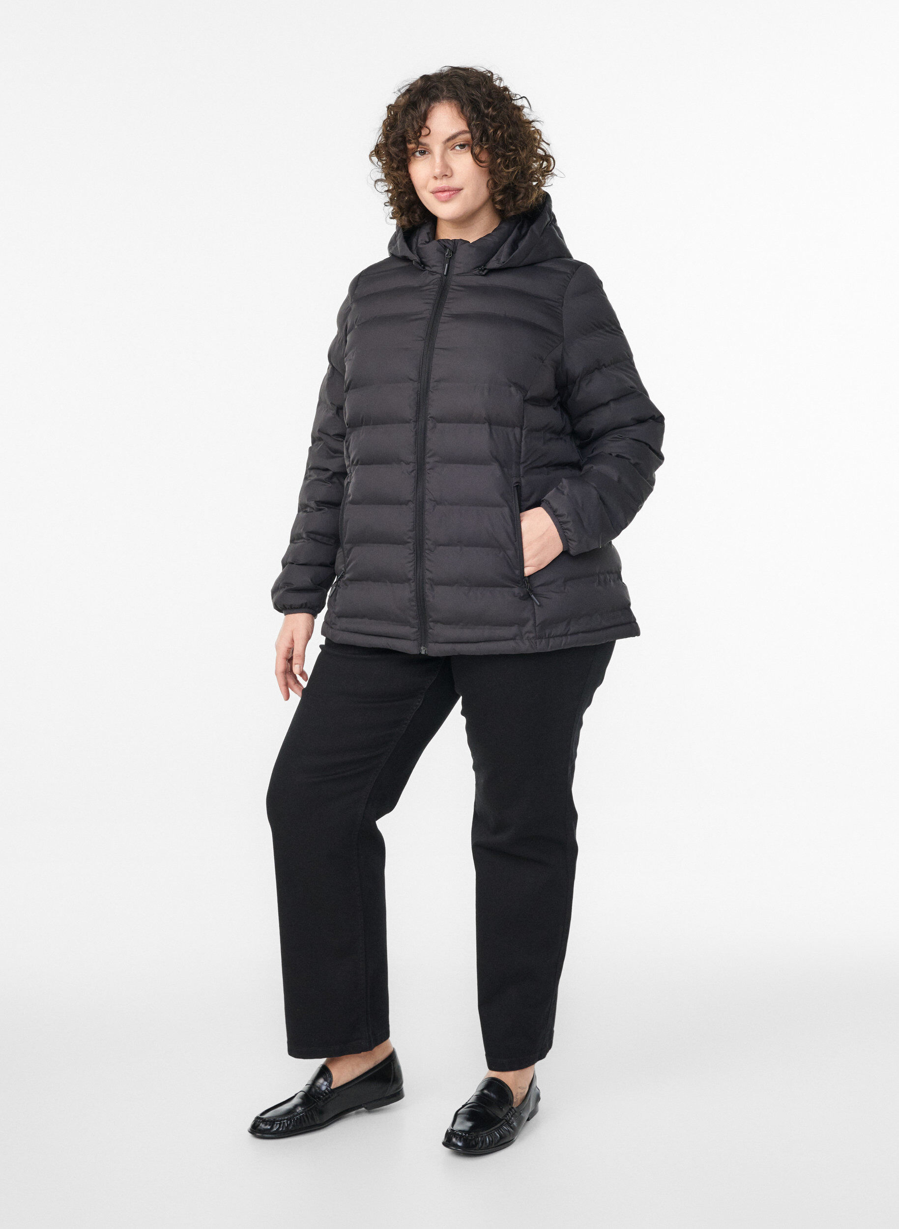 Zizzi Wasserabweisende leichte Jacke mit Kapuze, Schwarz, Model image number 1