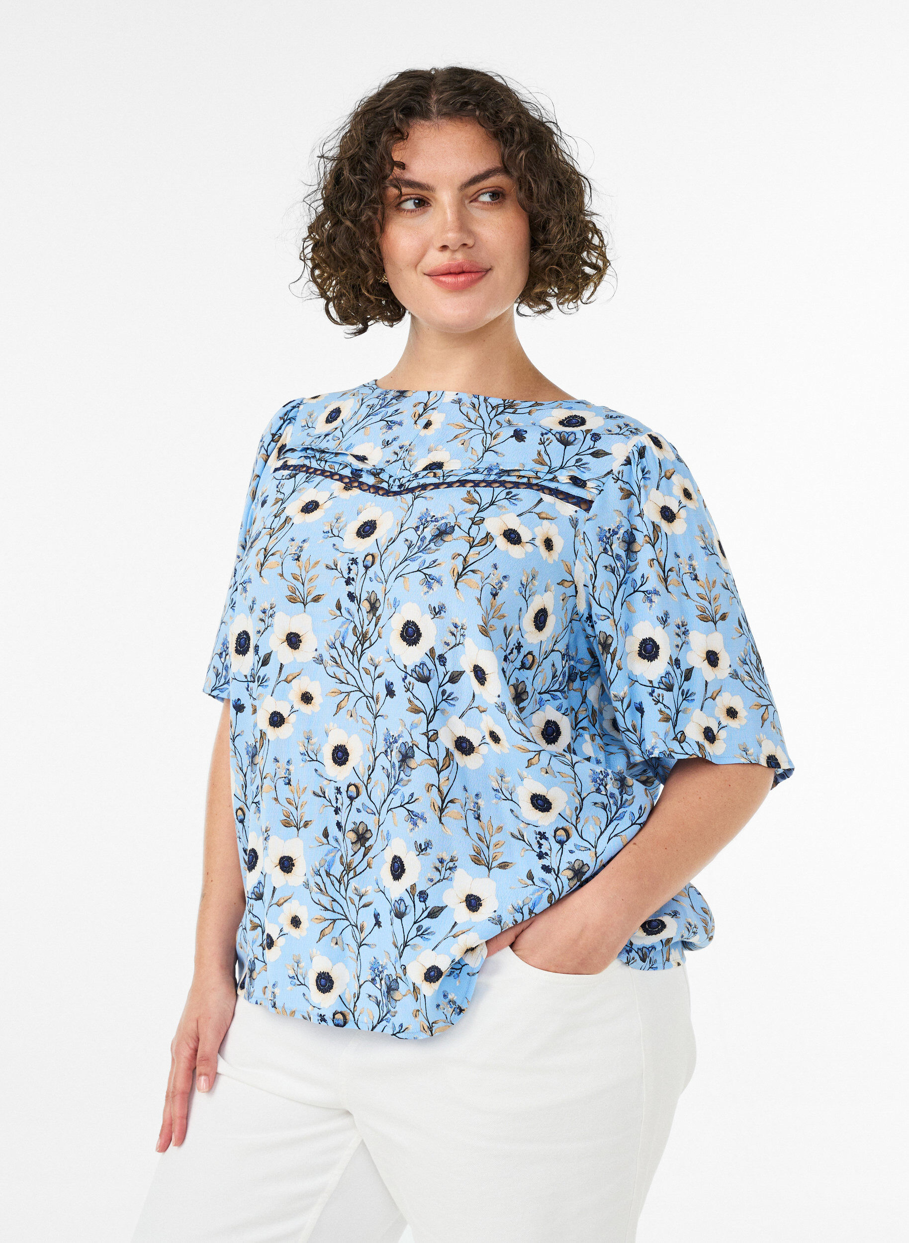 Gebl&uuml;mte Bluse mit kurzen &Auml;rmeln, Blau, Model