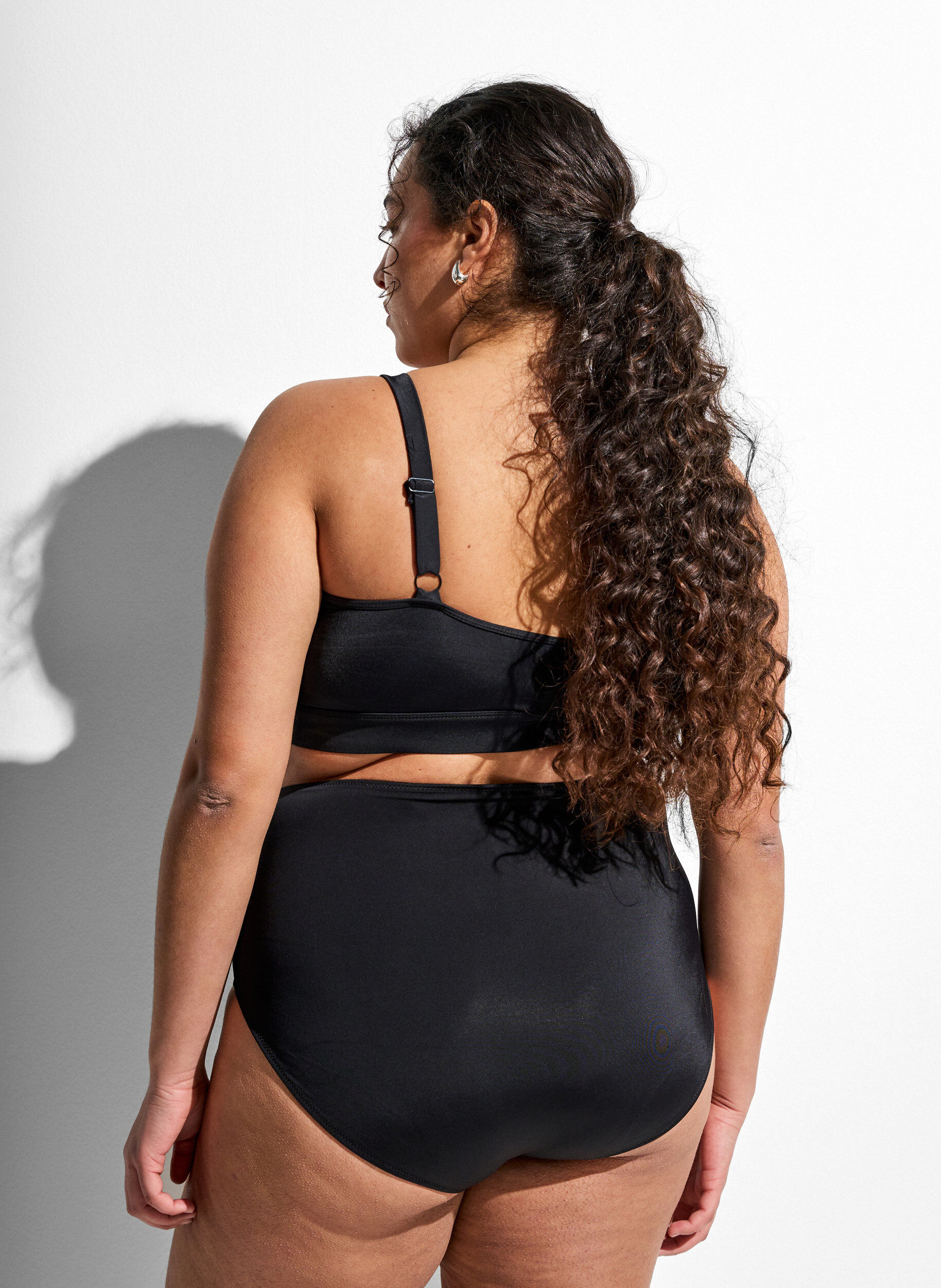 Zizzi Einfarbige hoch taillierte Bikinihose, Schwarz, Model image number 1