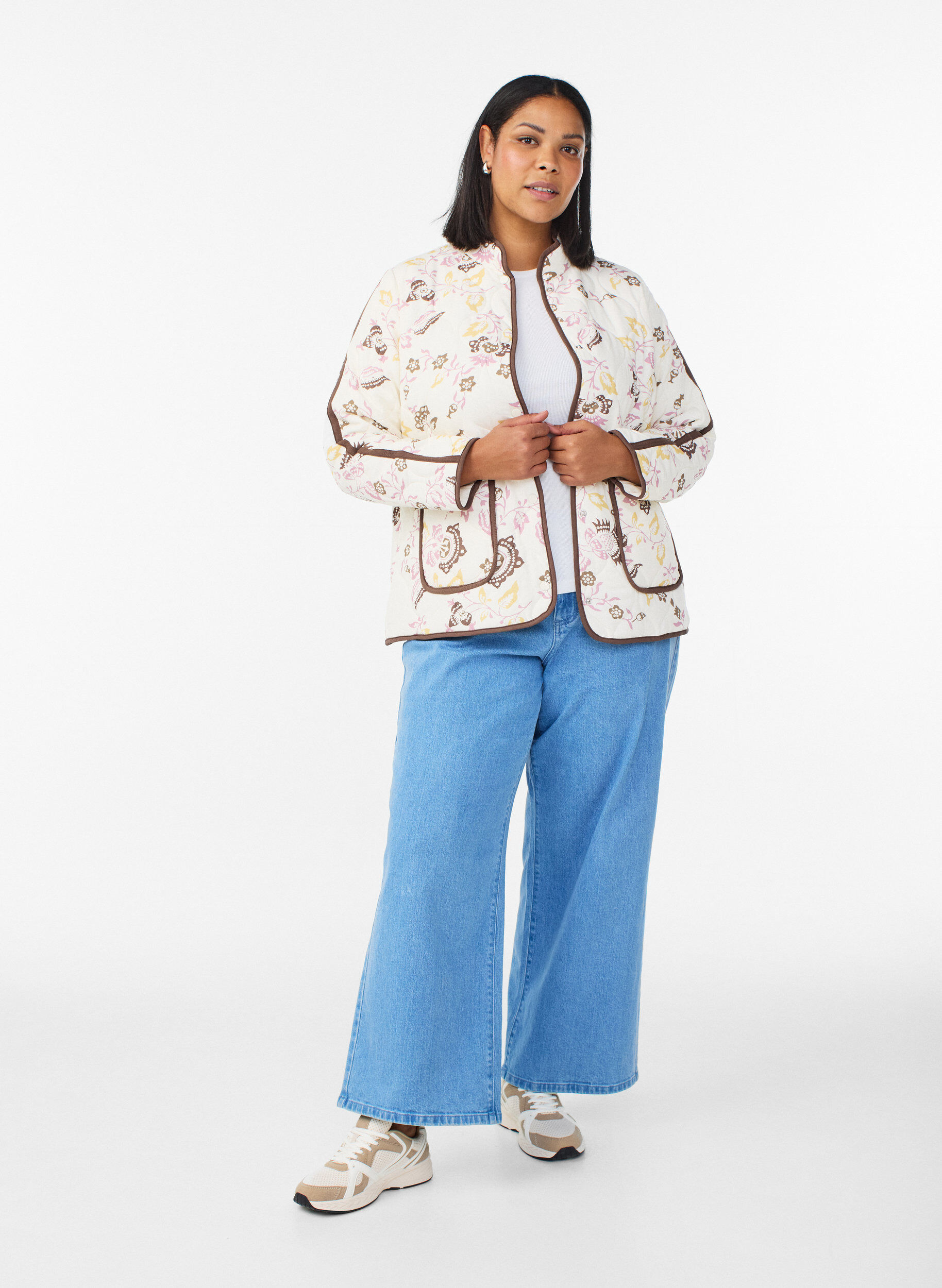 Zizzi Steppjacke mit Kn&ouml;pfen und gebl&uuml;mtem Muster, Beige, Model image number 1