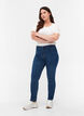 Super Slim Amy Jeans mit hoher Taille, Blau, Model image number 0