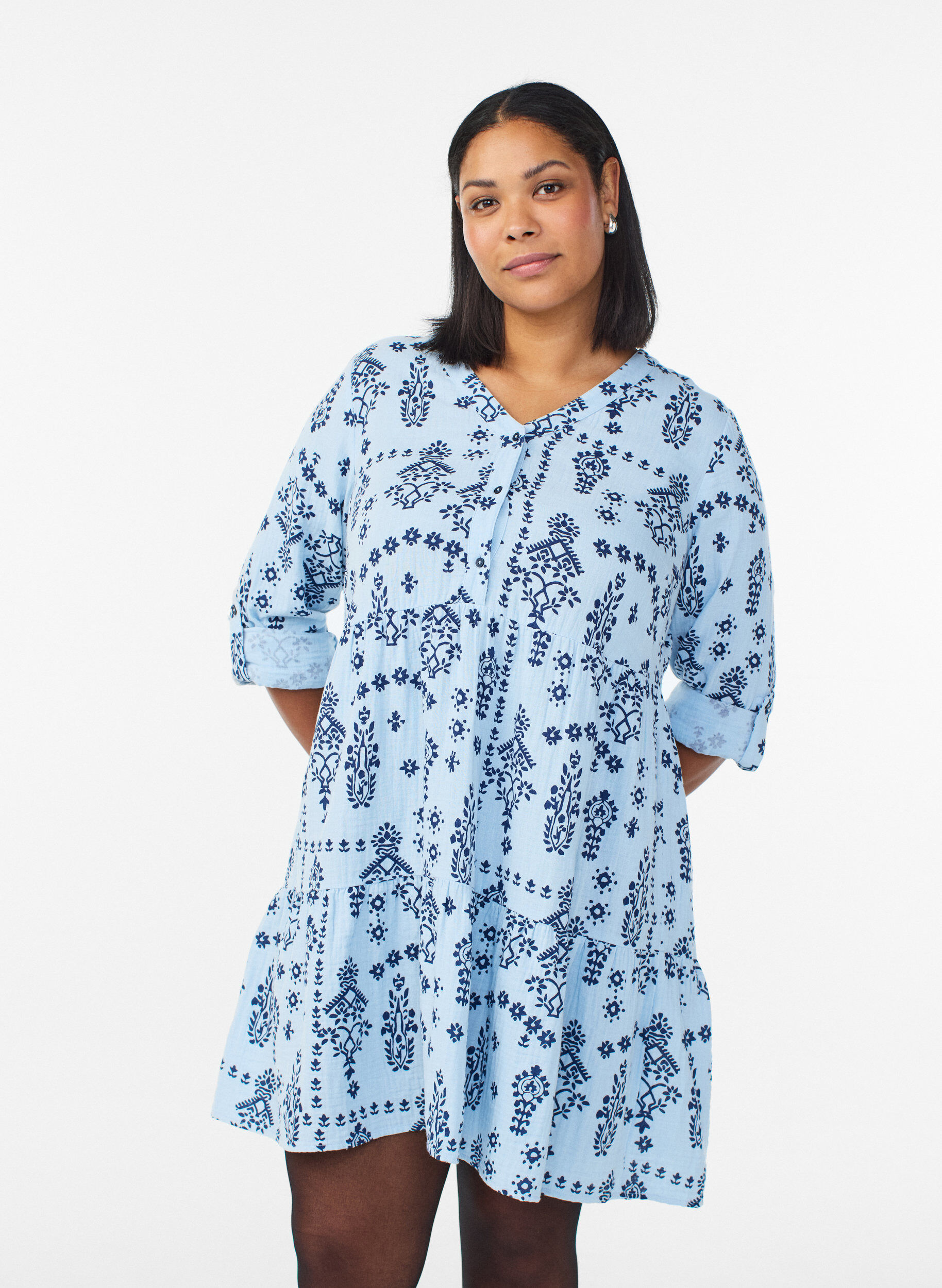 Kurzes Kleid aus gemustertem Baumwoll-Musselin, Blau, Model