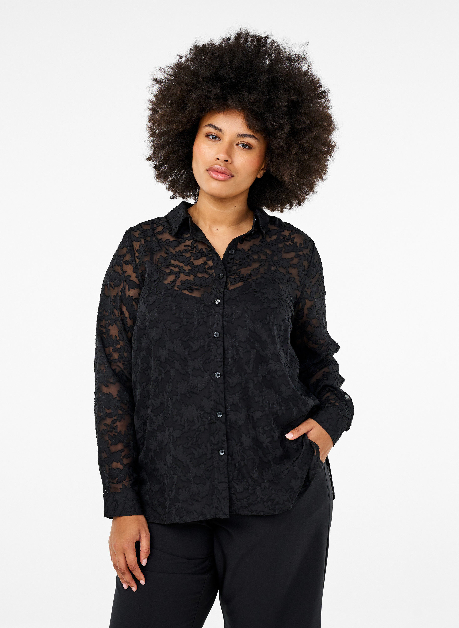 Zizzi Jacquard-Bluse mit Kn&ouml;pfen, Black, Model image number 0