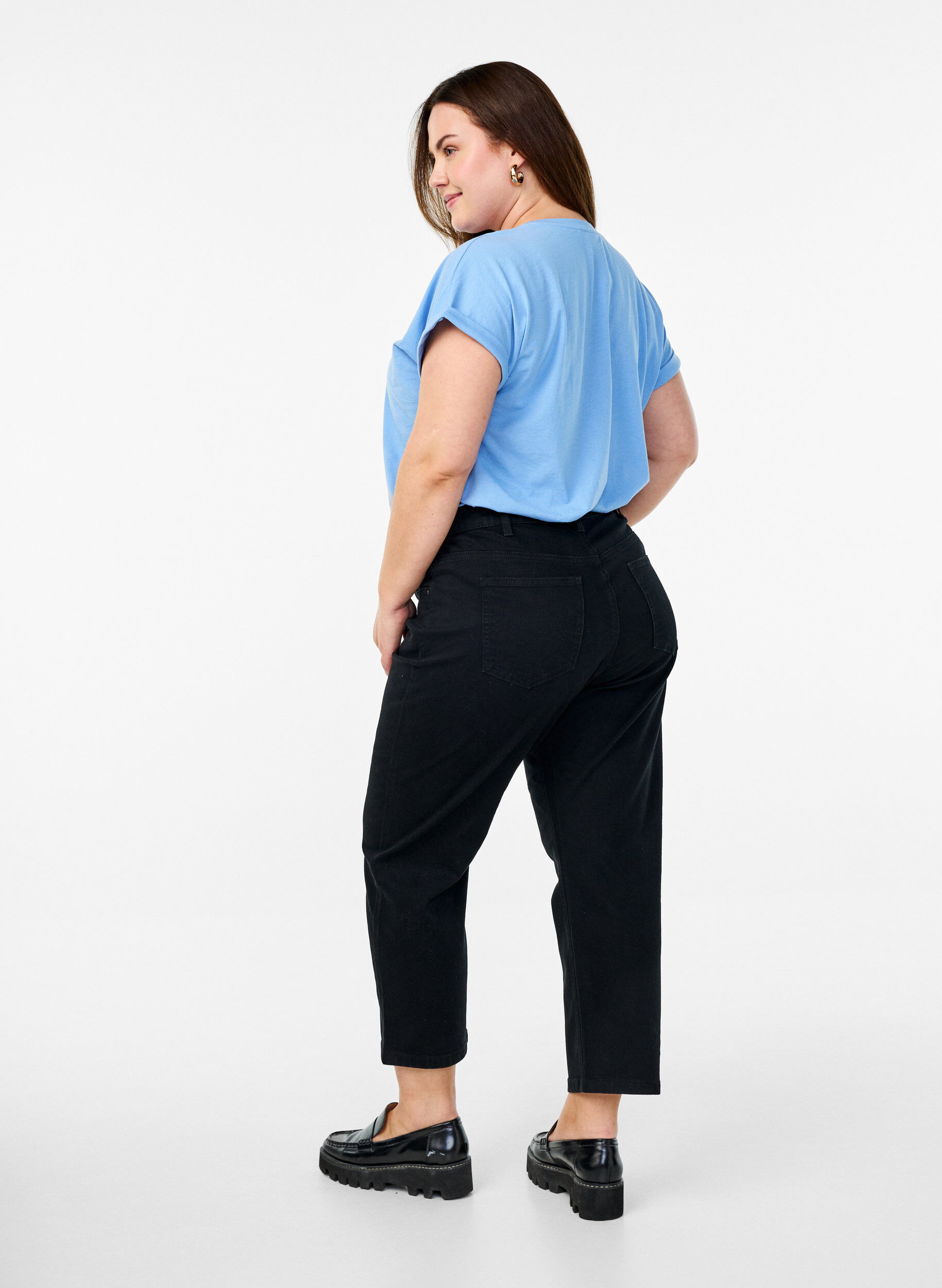 Zizzi Gek&uuml;rzte Vera Jeans mit geradem Bein, Schwarz, Model image number 1