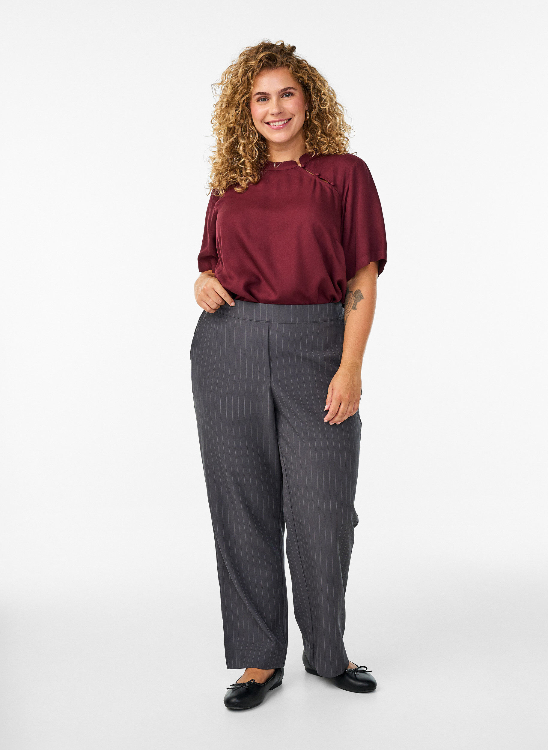 Zizzi Kurzarmbluse mit diagonaler Knopfleiste, Rot, Model image number 1