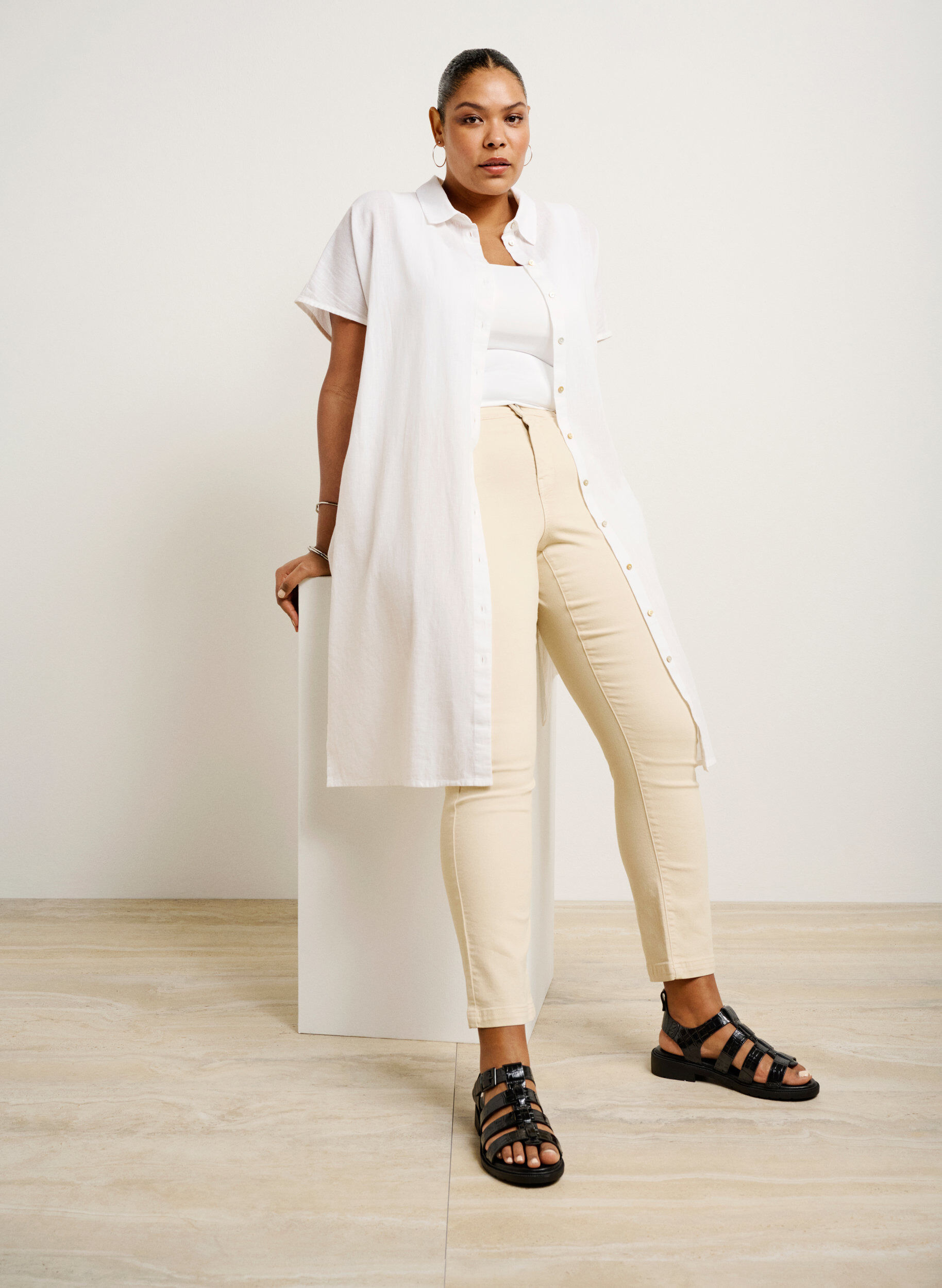 Zizzi Weit geschnittene Sandale aus gl&auml;nzendem Krokodilleder, Black, Image image number 0