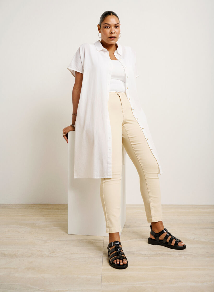 Weit geschnittene Sandale aus glänzendem Krokodilleder, Black, Image image number 0