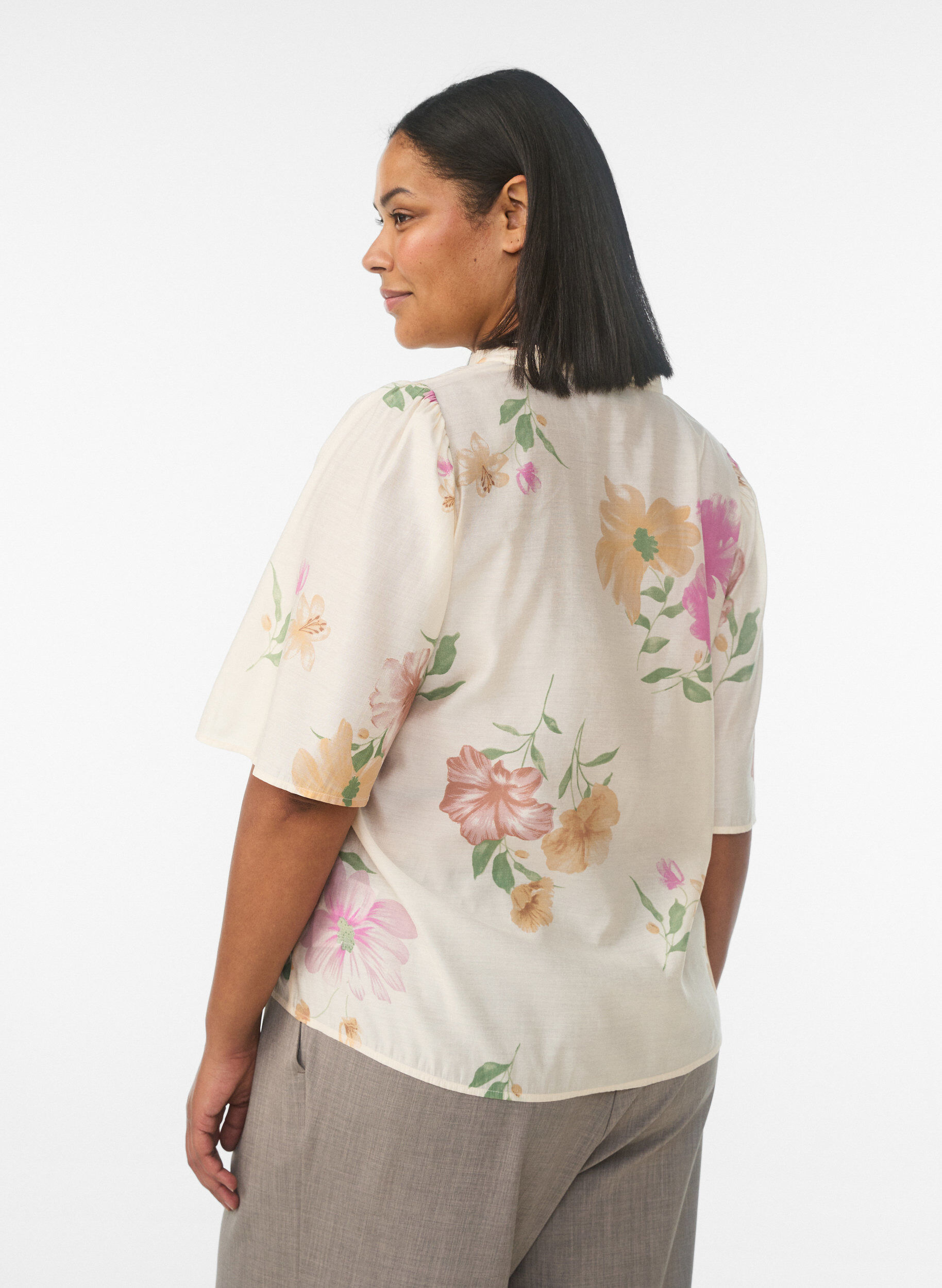 Zizzi Gebl&uuml;mte Bluse mit R&uuml;schenkragen und 1/2-&Auml;rmeln, Beige, Model image number 2