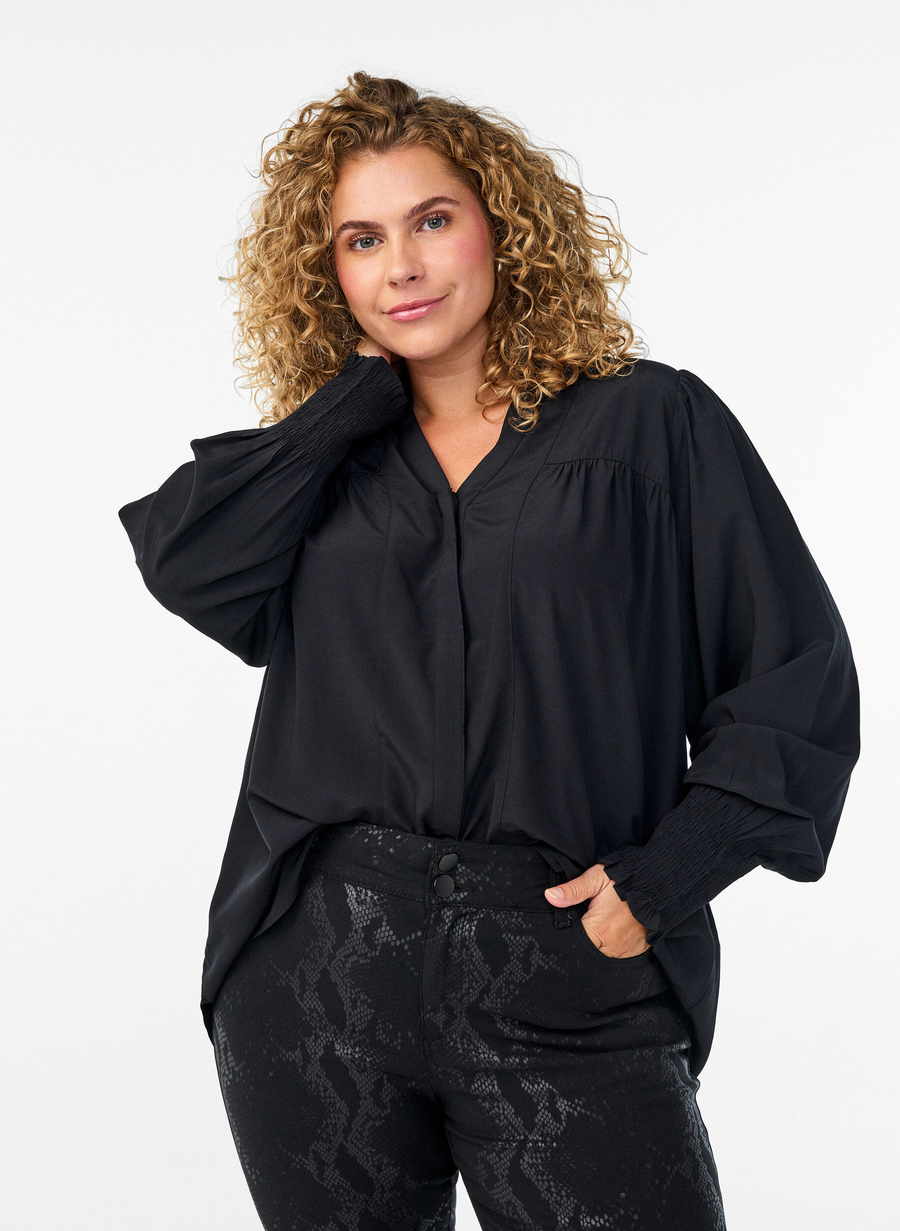 Bluse mit R&uuml;schenkragen und Raffung, Schwarz, Model