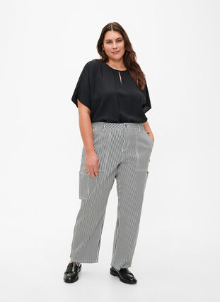 Gestreifte Cargo-Jeans mit gerader Passform, Black White Stripe, Model image number 0