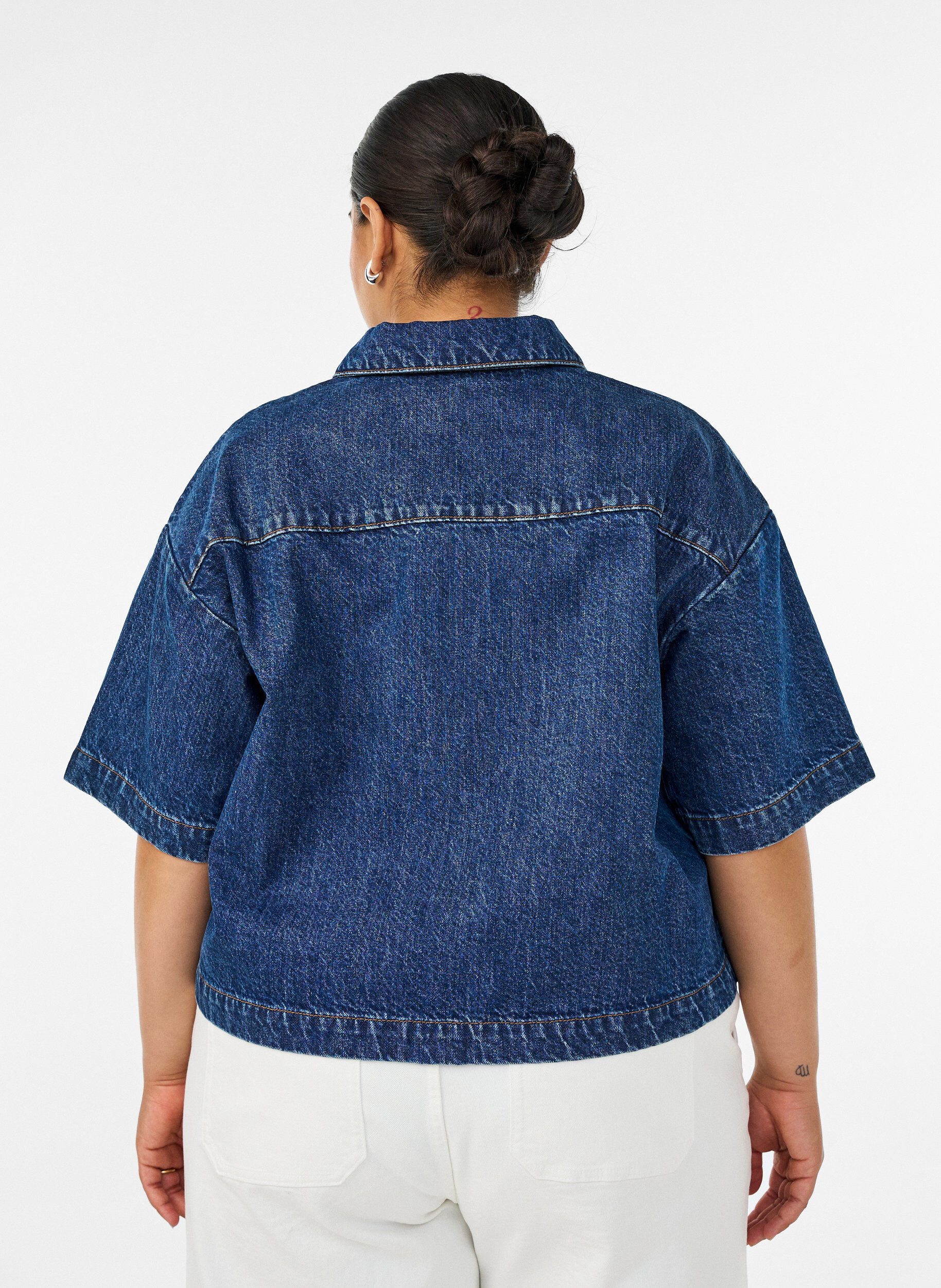 ZizziKurz&auml;rmelige Jeansjacke mit Kn&ouml;pfen, Blau, Model image number 2