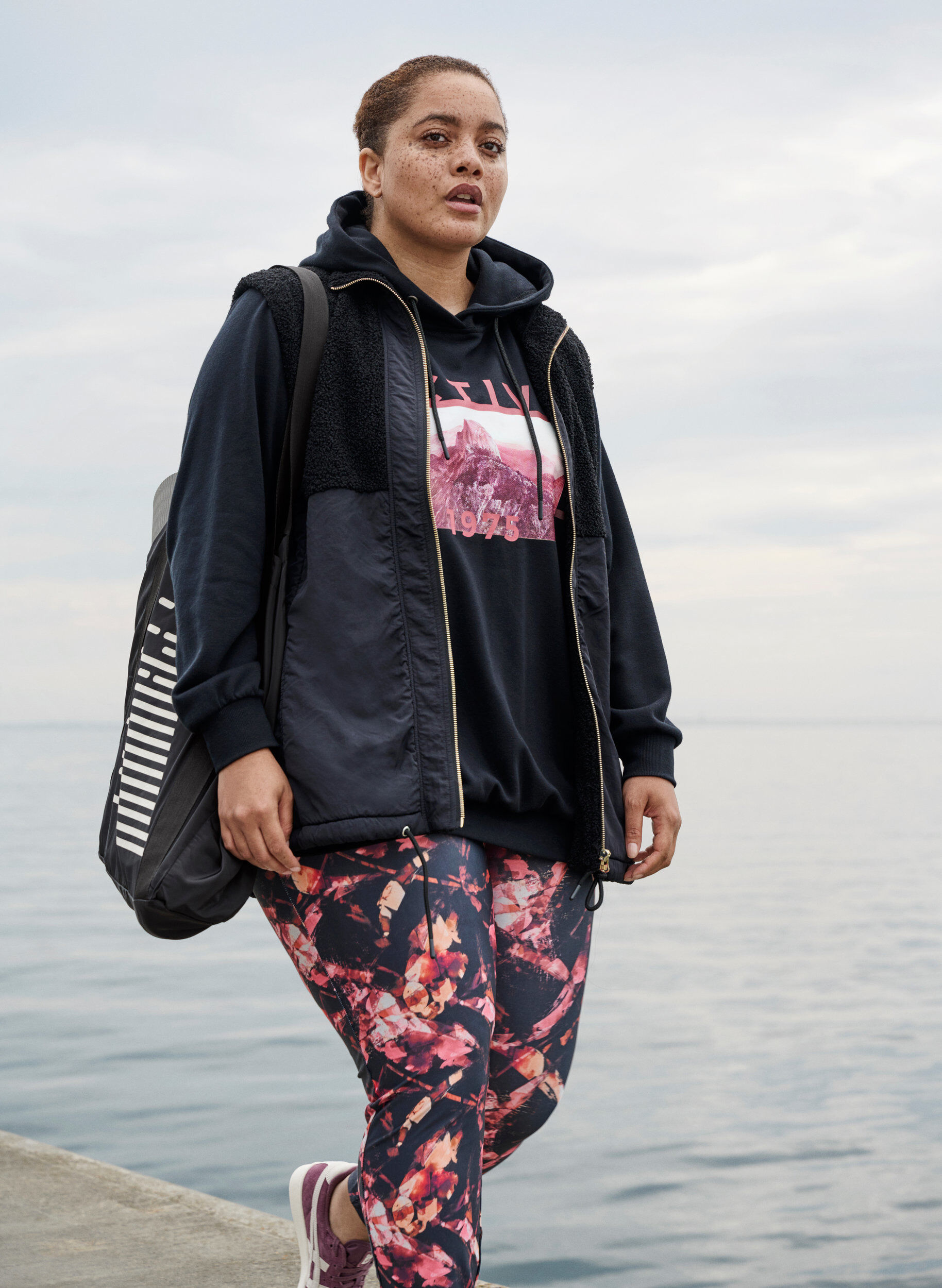 Zizzi Kurze Weste mit Teddy und Rei&szlig;verschluss, Black, Image image number 0