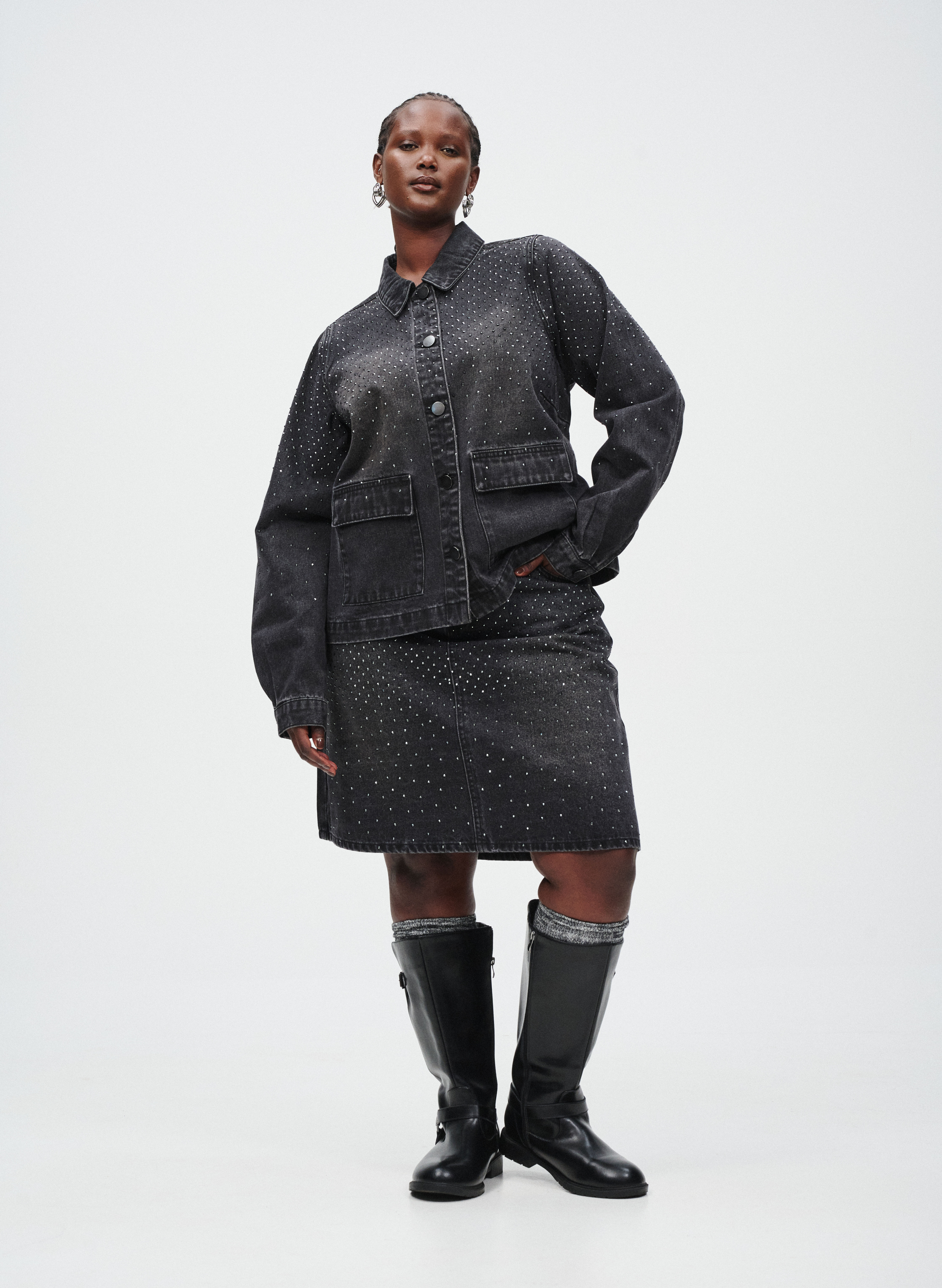 Zizzi Denim mit Steindetails, , Model