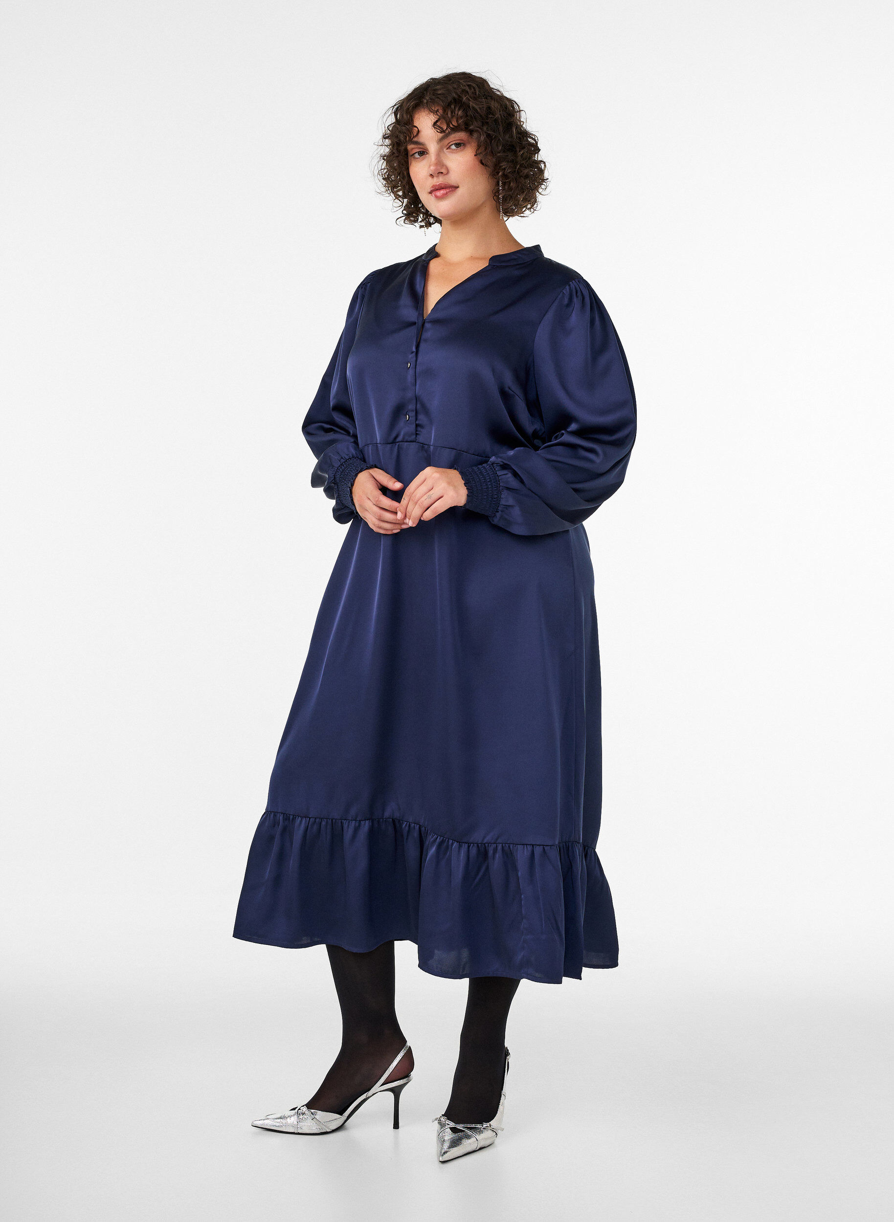 ZizziSatinkleid mit langen &Auml;rmeln und V-Ausschnitt, Blau, Model image number 0