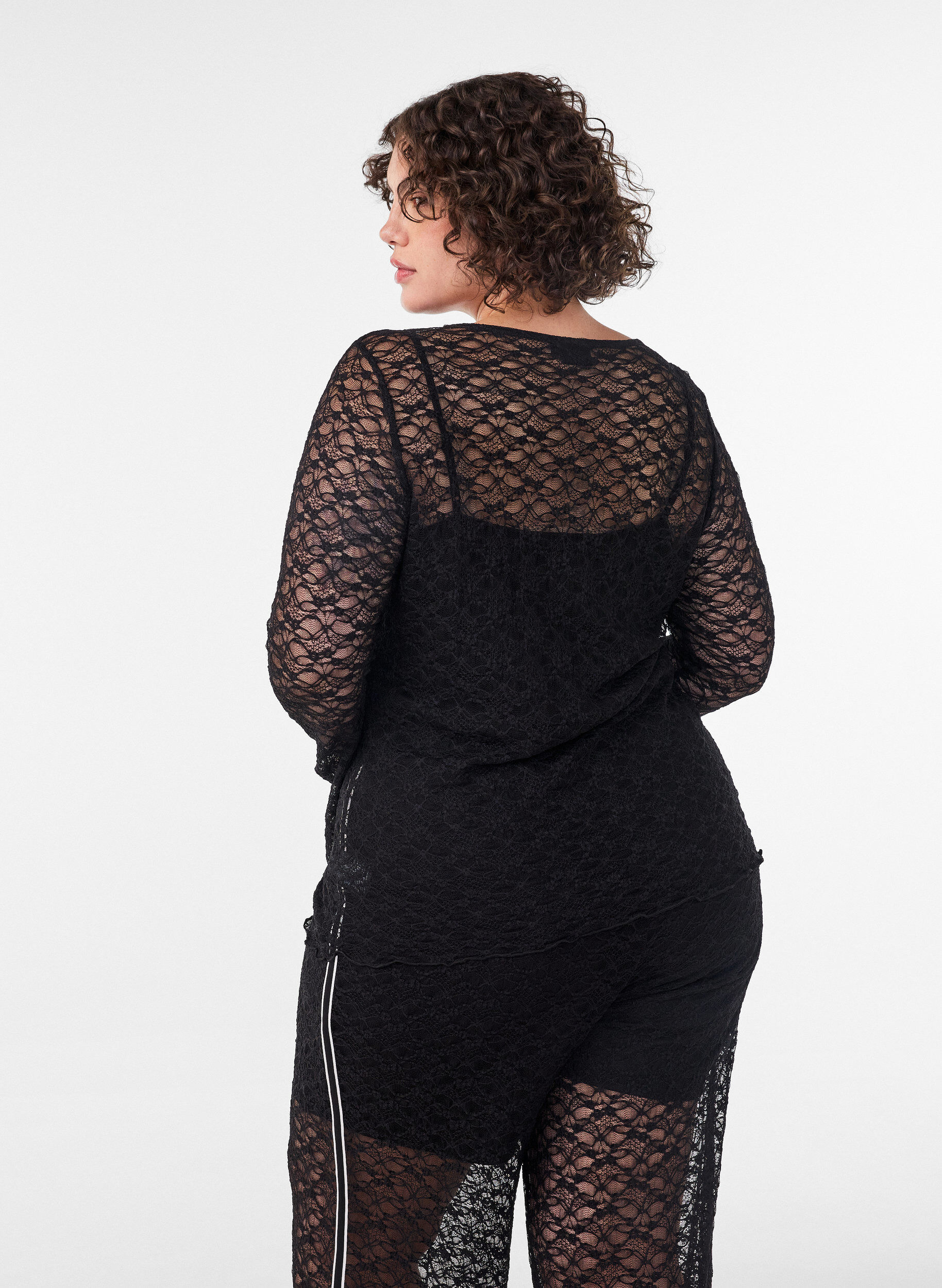 ZizziTransparente Bluse aus Spitze mit langen &Auml;rmeln, Schwarz, Model image number 2