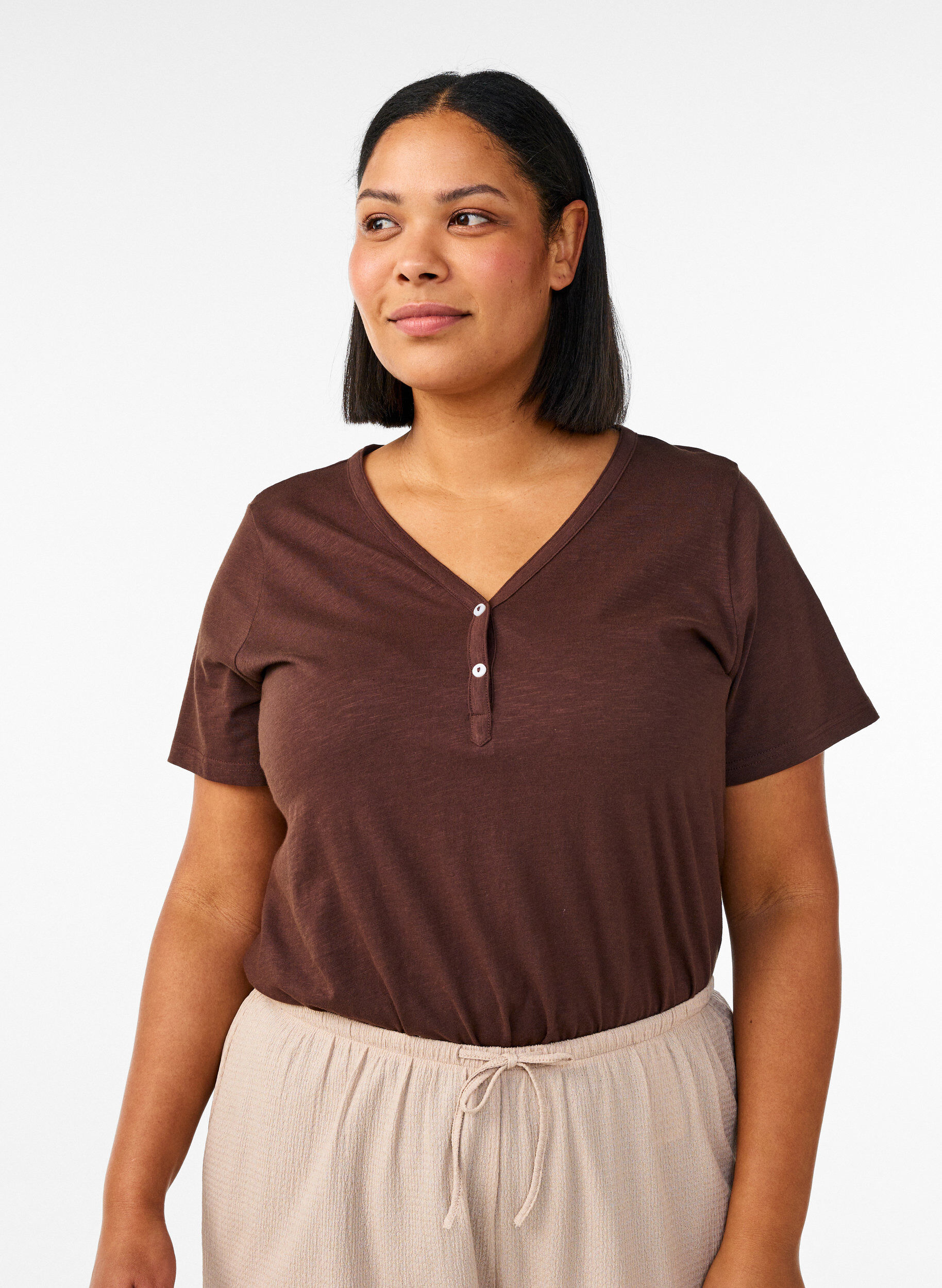 T-Shirt mit Knopfleiste, Braun, Model