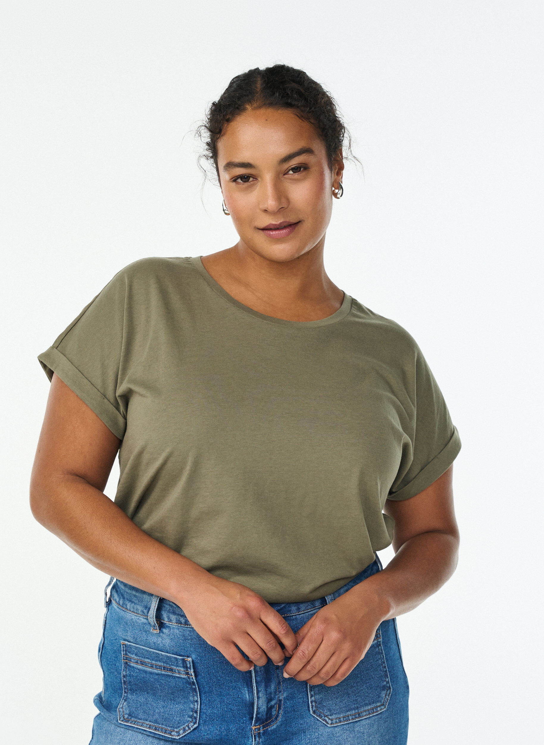 Kurz&auml;rmeliges T-Shirt aus einer Baumwollmischung, Gr&uuml;n, Model