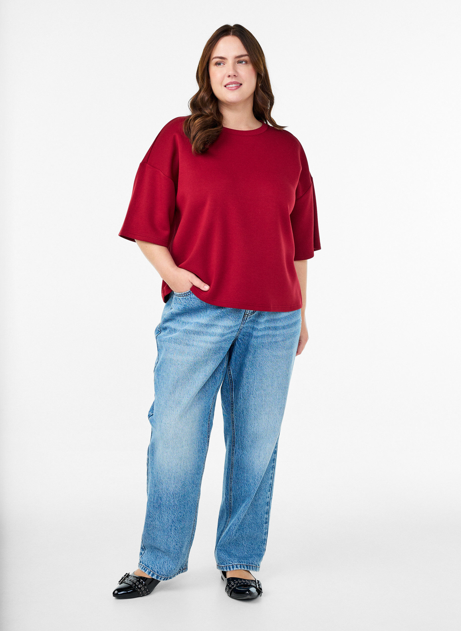 Zizzi Kurzes Loose-Fit T-Shirt aus Modal-Mix, Rot, Model image number 1